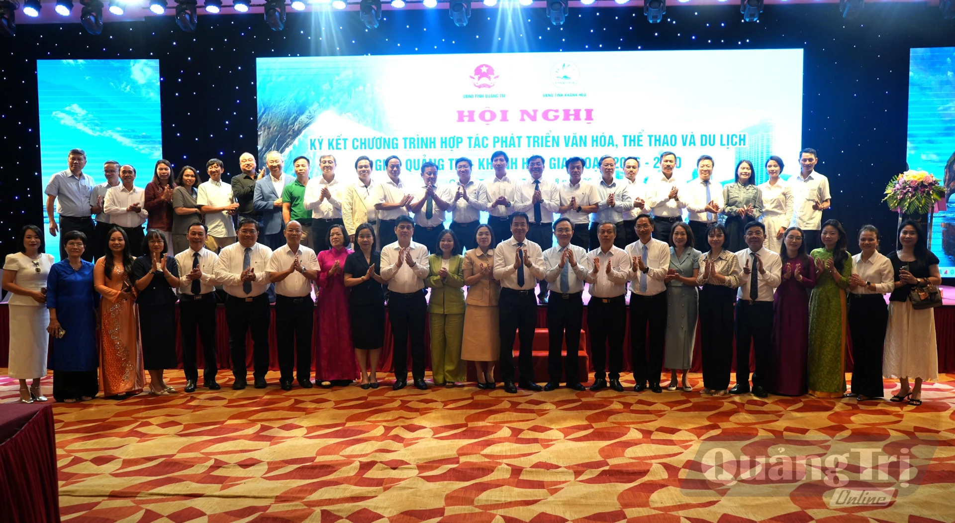 Lãnh đạo hai tỉnh Quảng Trị và Khánh Hòa chụp ảnh lưu niệm cùng các đại biểu tại hội nghị - Ảnh: T.Đ