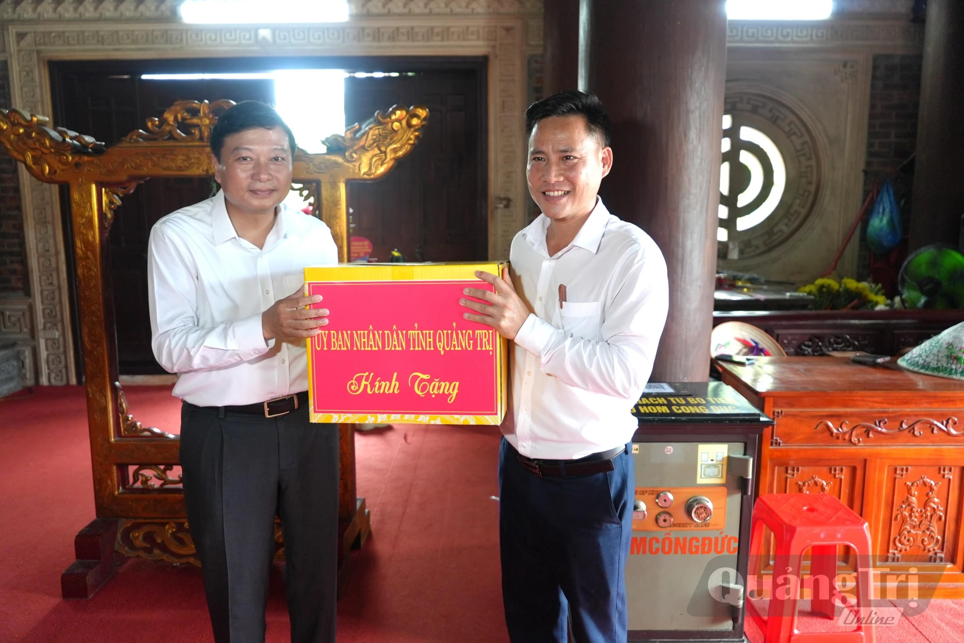 Đồng chí Lê Hồng Vinh, Chủ tịch UBND tỉnh tặng quà cho đại diện Ban Quản lý Khu di tích lịch sử Quốc gia Truông Bồn, tỉnh Nghệ An - Ảnh: T.Đ
