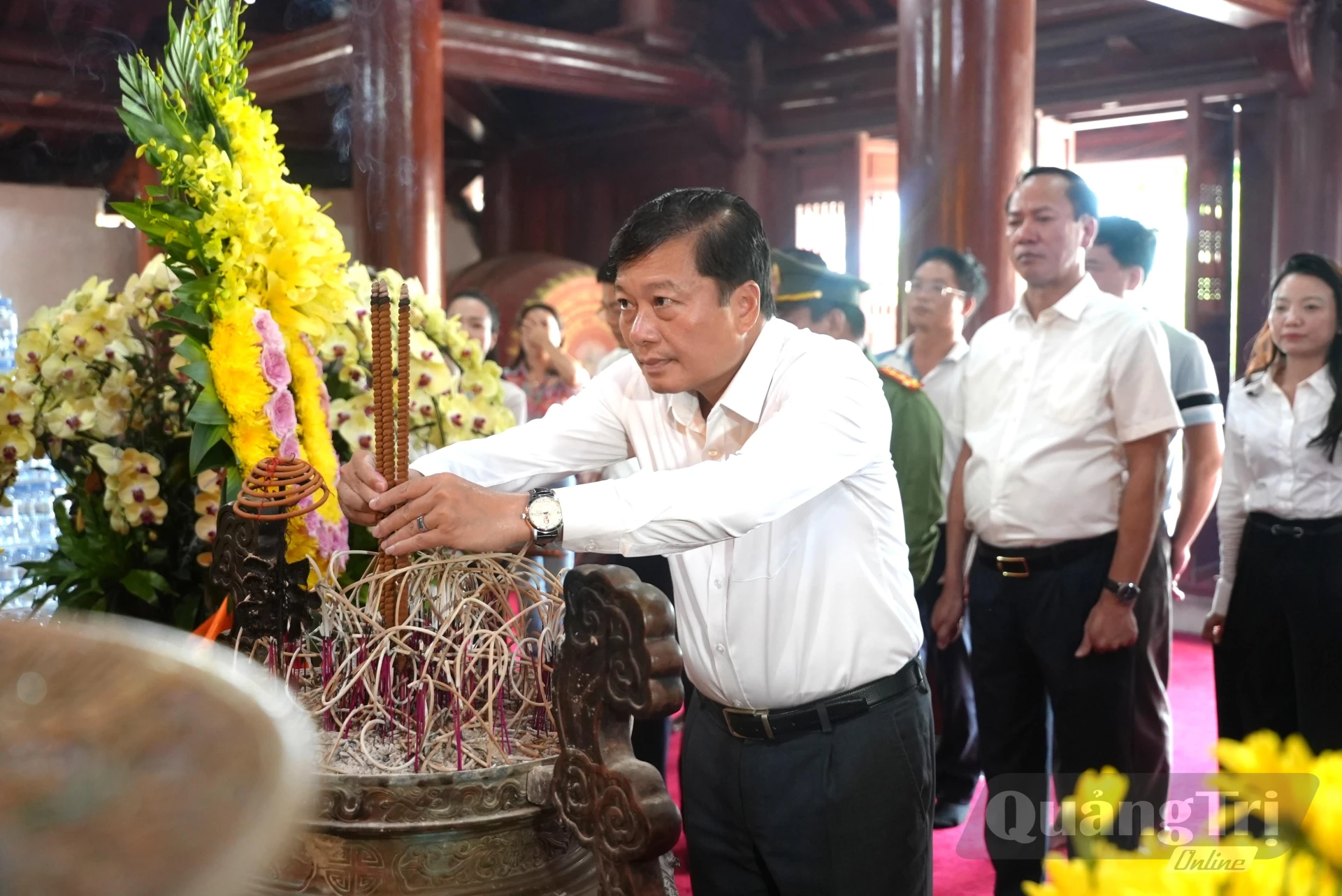 Đồng chí Lê Hồng Vinh, Chủ tịch UBND tỉnh dâng hương tri ân các anh hùng liệt sĩ tại Nghĩa trang Liệt sĩ Quốc tế Việt - Lào, tỉnh Nghệ An - Ảnh: T.Đ