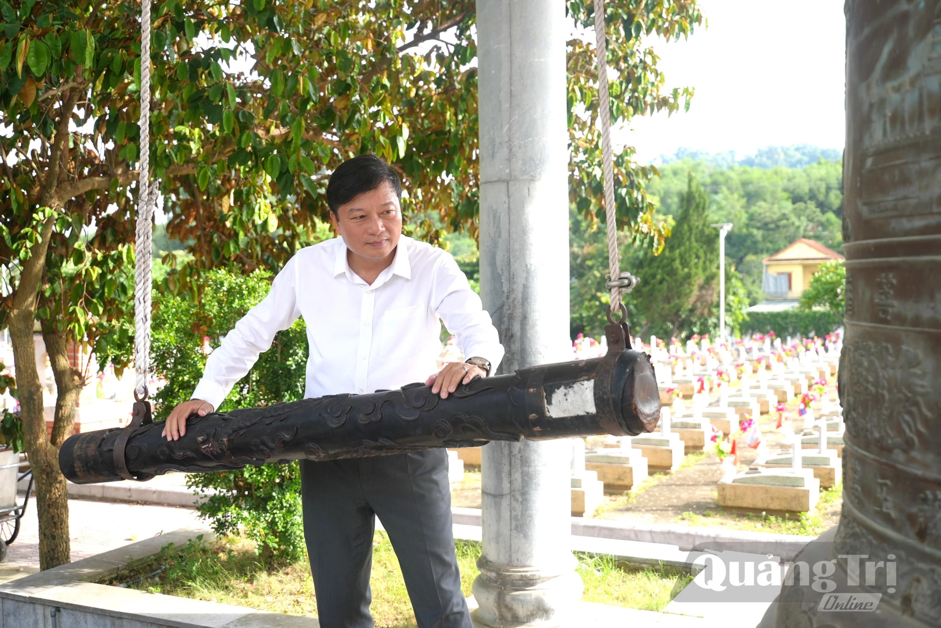 Đồng chí Lê Hồng Vinh, Chủ tịch UBND tỉnh thực hiện nghi thức thỉnh chuông tại Nghĩa trang Liệt sĩ Quốc tế Việt - Lào, tỉnh Nghệ An - Ảnh: T.Đ