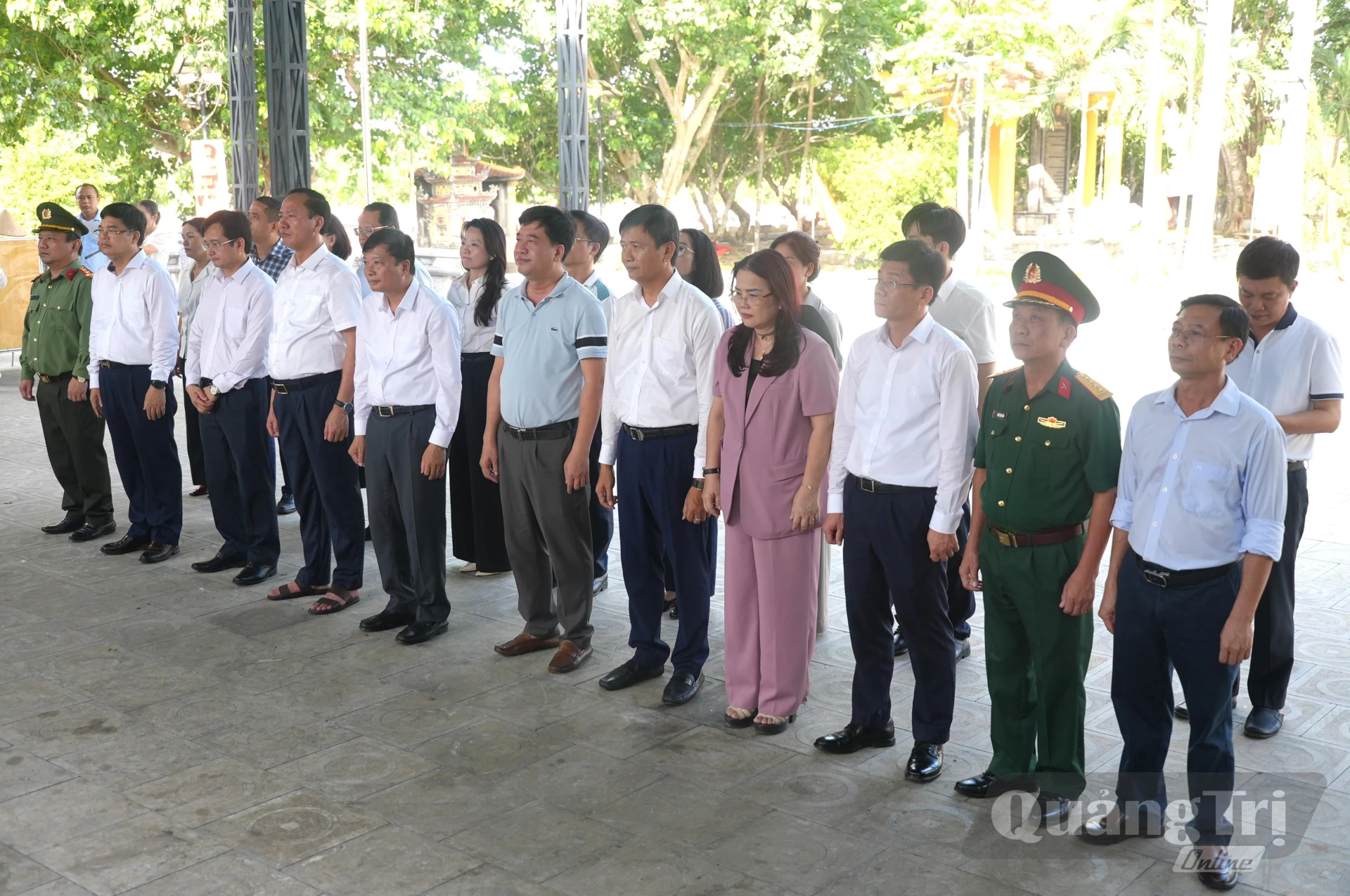 Đoàn đại biểu UBND tỉnh Quảng Trị dâng hương tại Nghĩa trang Liệt sĩ Quốc tế Việt - Lào, tỉnh Nghệ An - Ảnh: T.Đ