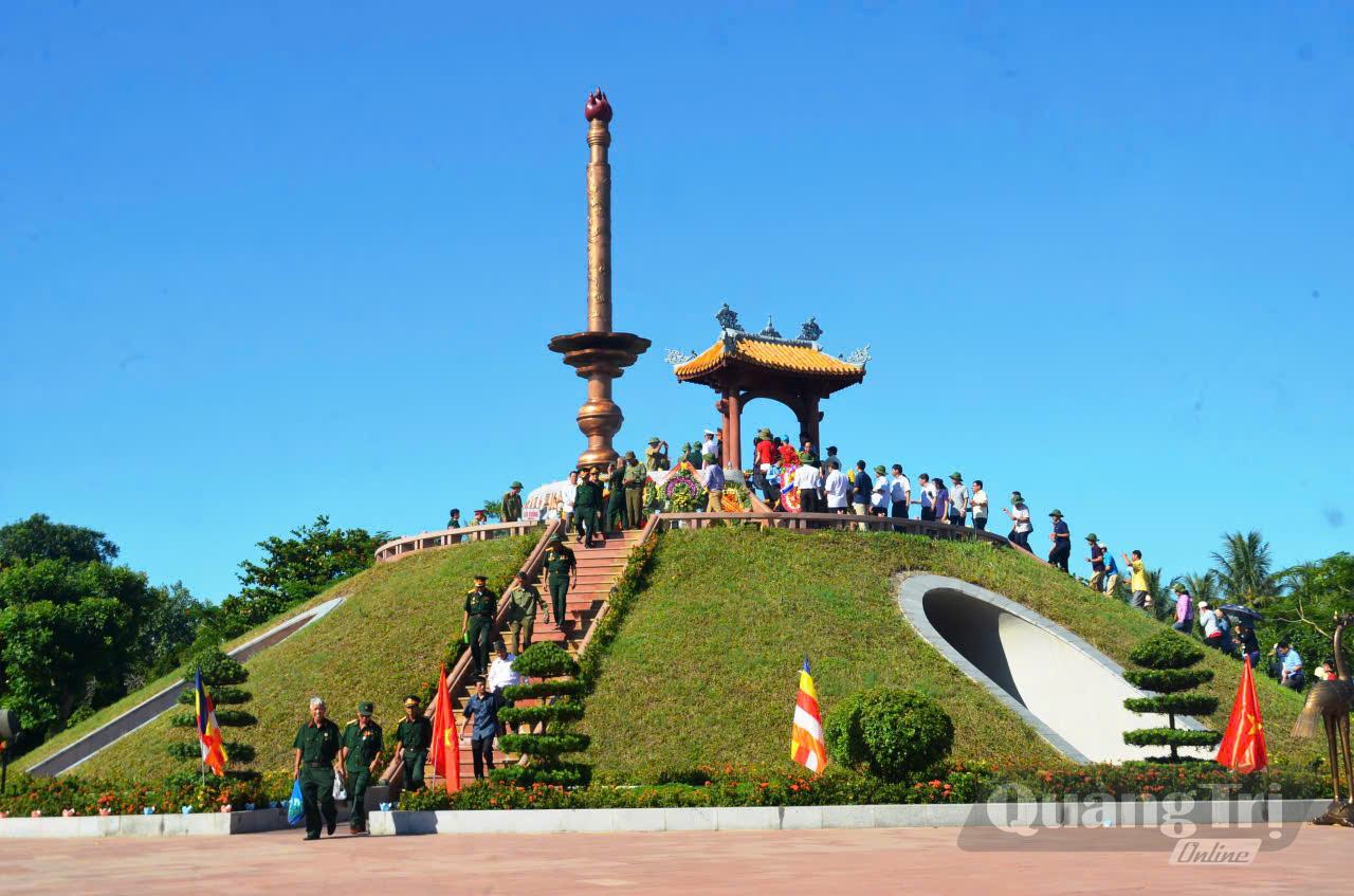 Đài tưởng niệm trong khuôn viên Di tích lịch sử quốc gia đặc biệt Thành Cổ Quảng Trị - Ảnh: P.X.D