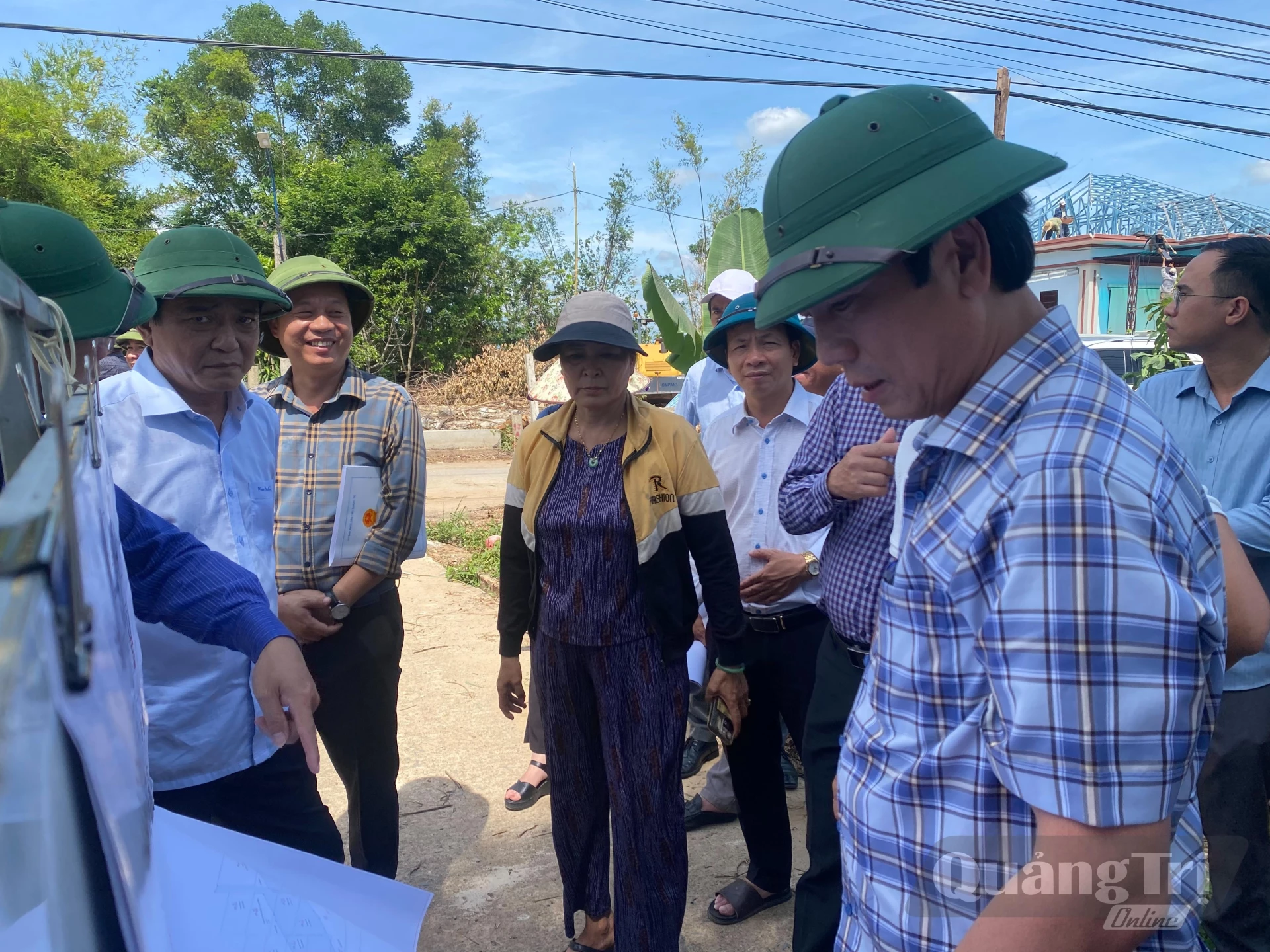 PCT UBND tỉnh Hoàng Nam kiểm tra dự án Đường ven biển kết nối hành lang kinh tế Đông Tây. Ảnh: Việt Anh