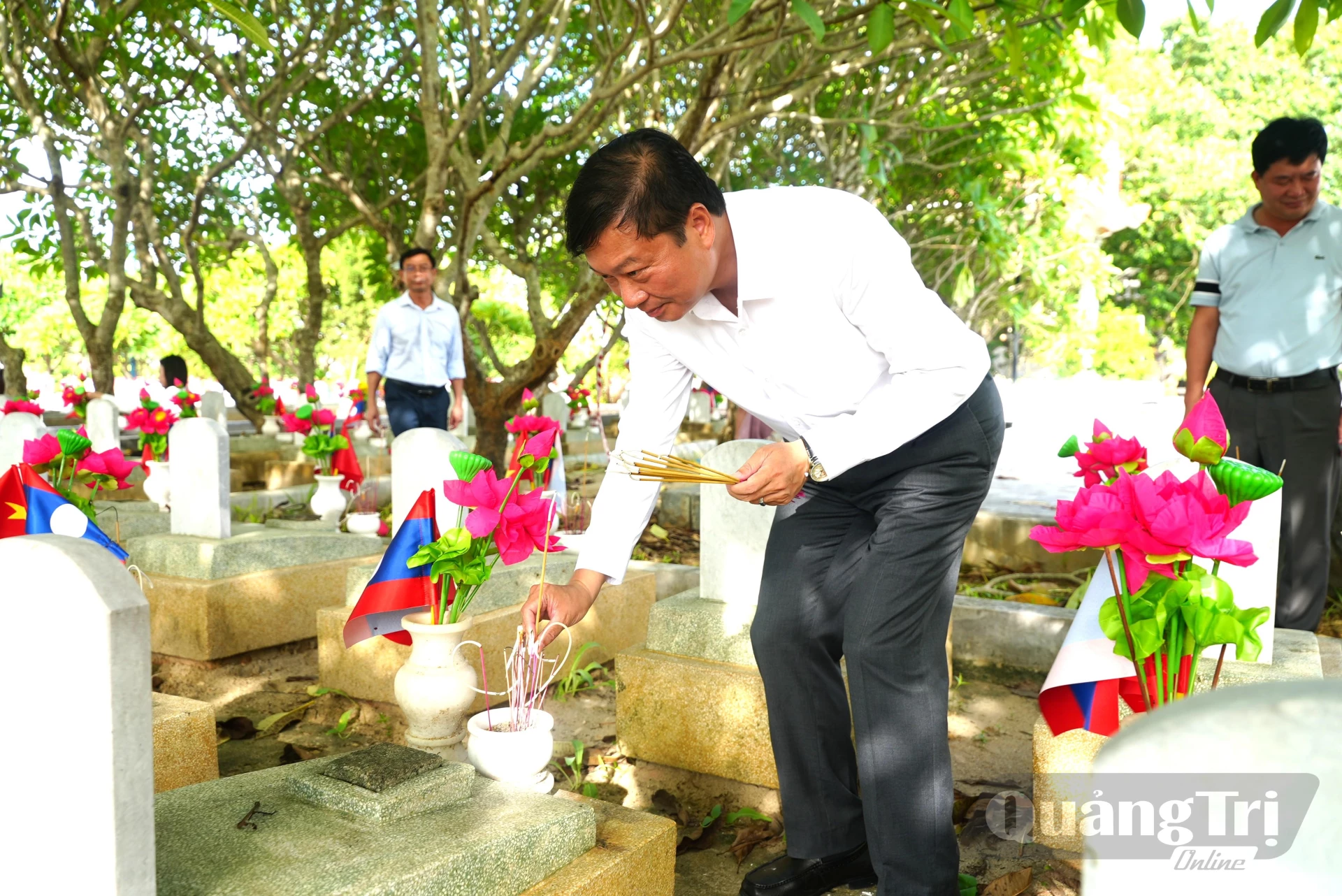 Đồng chí Lê Hồng Vinh, Chủ tịch UBND tỉnh dâng hương lên các phần mộ liệt sĩ tại Nghĩa trang Liệt sĩ Quốc tế Việt - Lào, tỉnh Nghệ An - Ảnh: T.Đ