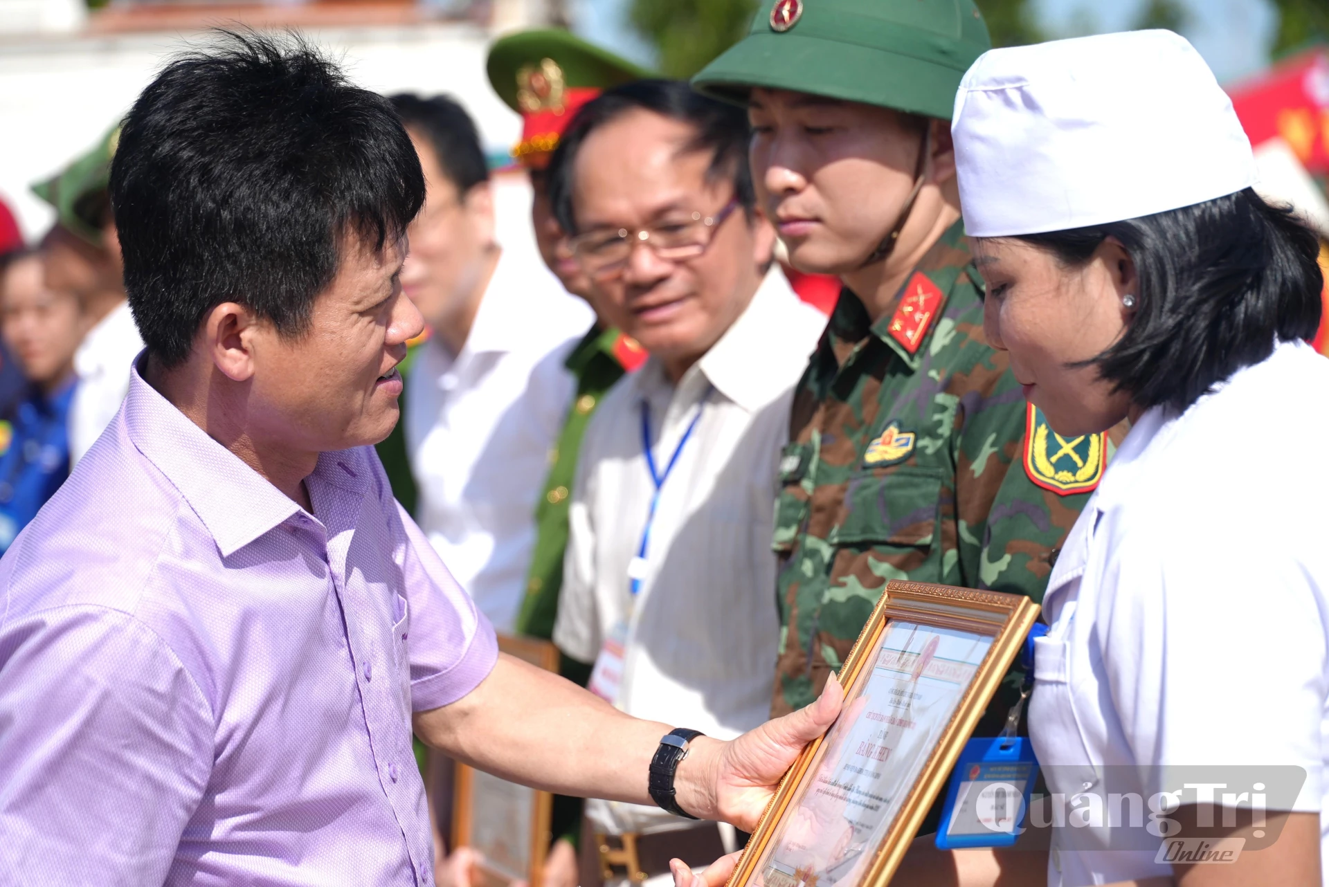 Thay mặt đồng chí Chủ tịch UBND tỉnh, đồng chí Lê Văn Bảo, Phó Chủ tịch UBND tỉnh tặng bằng khen cho các tập thể có thành tích trong cuộc diễn tập - Ảnh: T.Đ