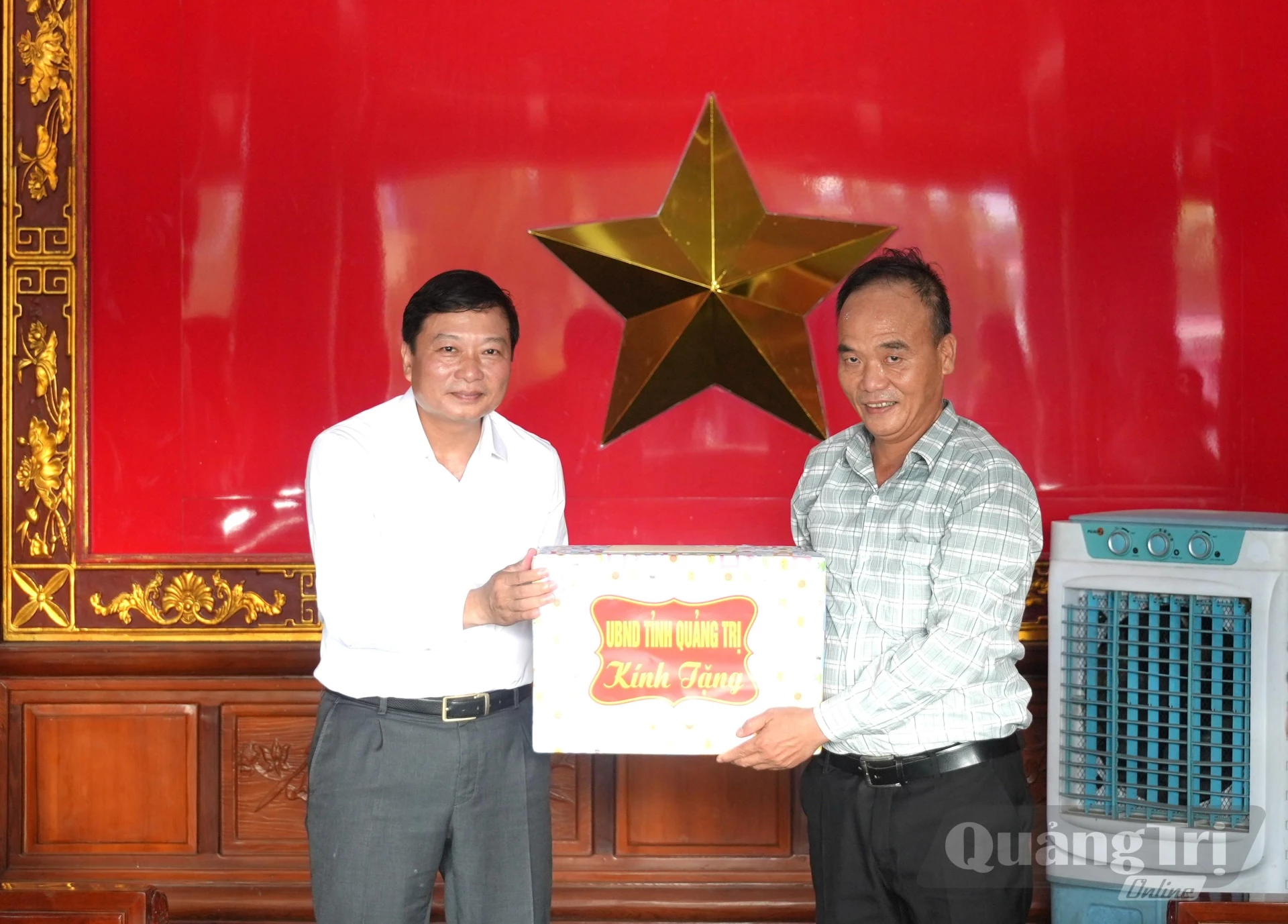 Đồng chí Lê Hồng Vinh, Chủ tịch UBND tỉnh tặng quà cho Ban Quản lý Nghĩa trang Liệt sĩ Quốc tế Việt - Lào, tỉnh Nghệ An - Ảnh: T.Đ