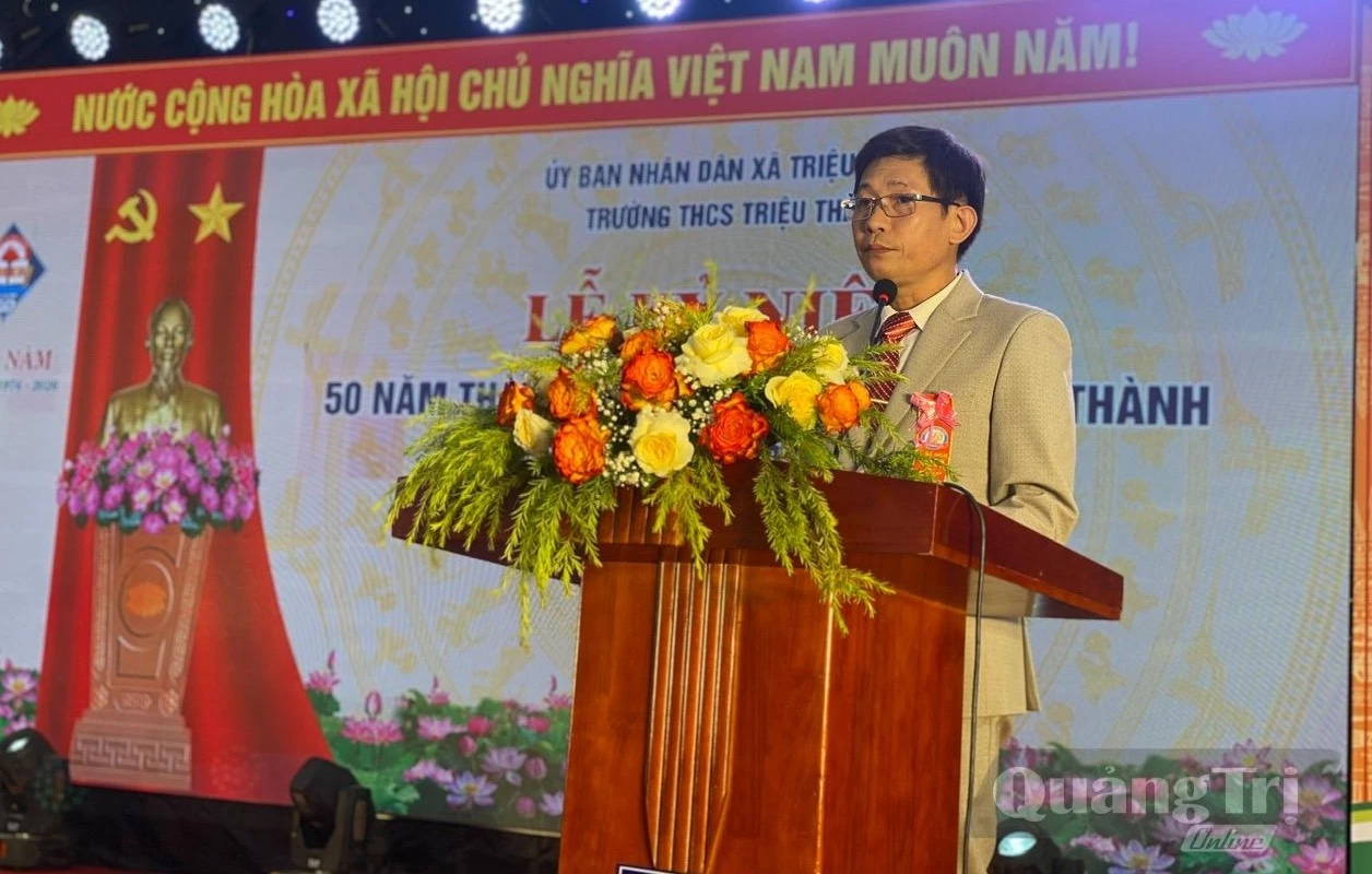 Ông Nguyễn Triệu Thanh, Hiệu trưởng Trường THCS Triệu Thành đọc diễn văn tại lễ kỷ niệm - Ảnh: Việt Anh
