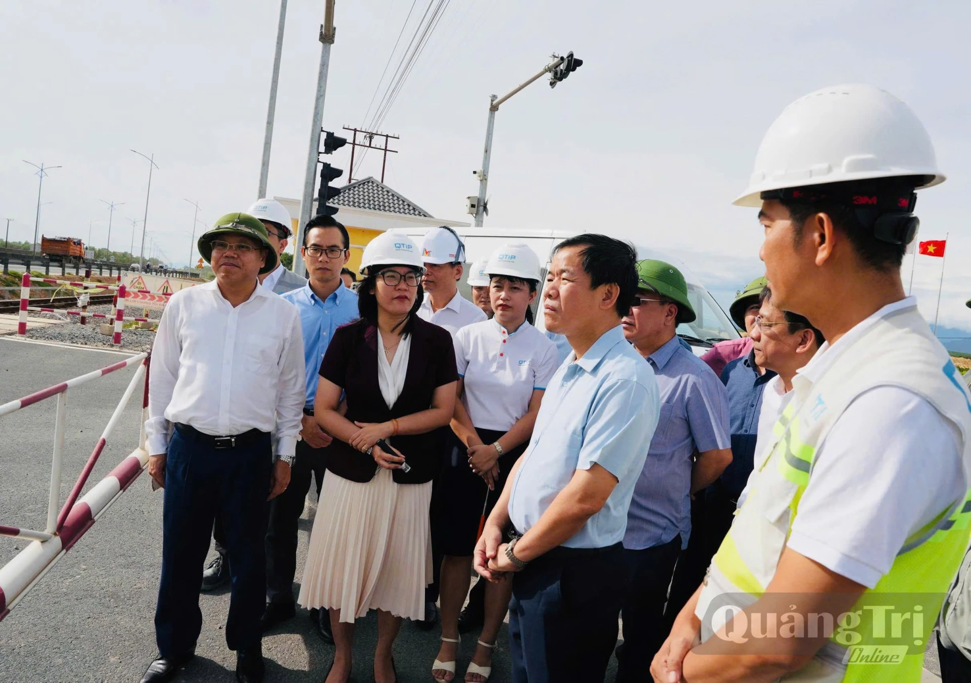 Đồng chí Nguyễn Văn Phương, Bí thư Tỉnh uỷ kiểm tra thực tế dự án KCN Quốc tế Quảng Trị - Ảnh: Mỹ Nhị 