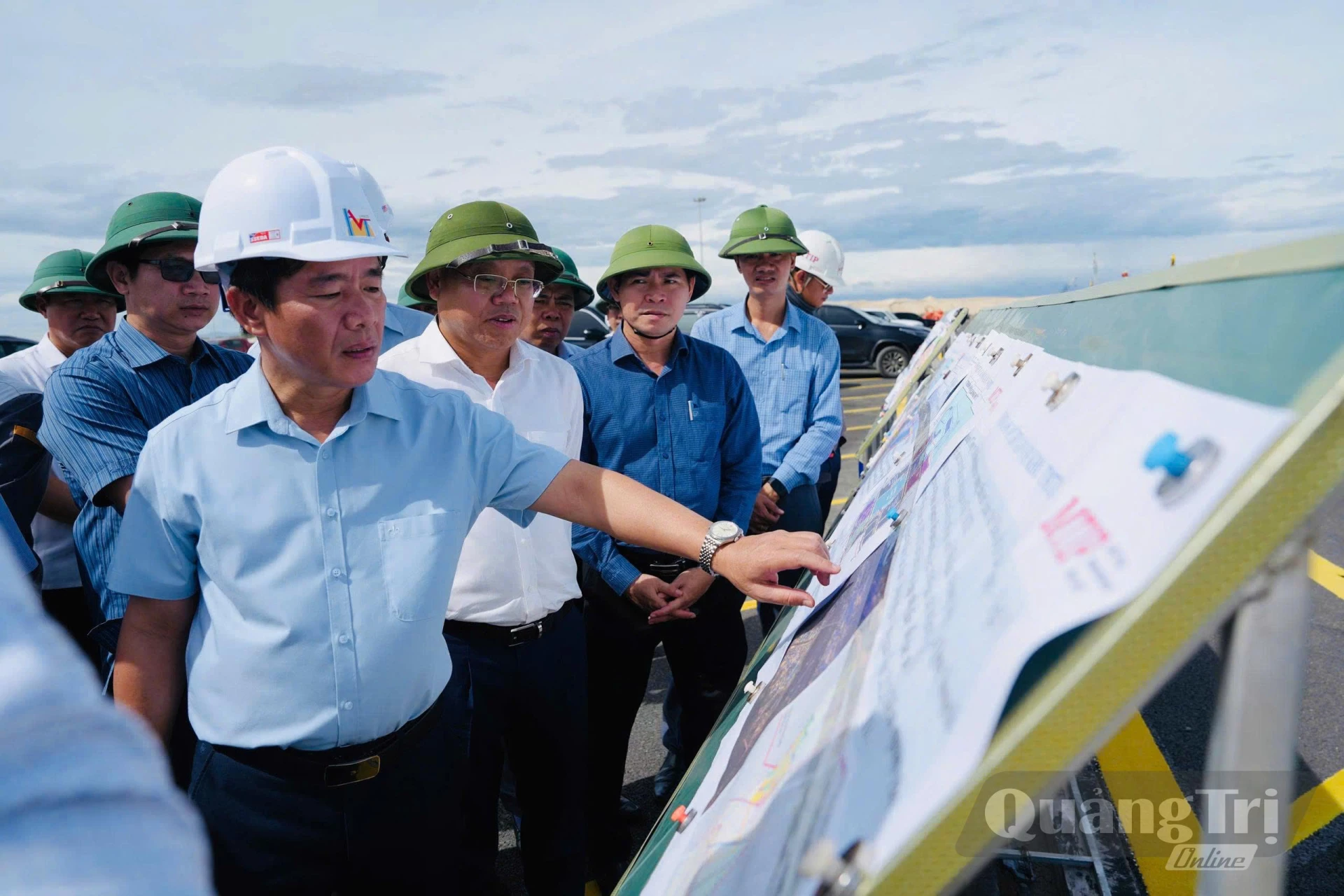 Đồng chí Nguyễn Văn Phương, Bí thư Tỉnh uỷ Quảng Trị kiểm tra tiến độ thi công Cảng biển Mỹ Thủy - Ảnh: Mỹ Nhị