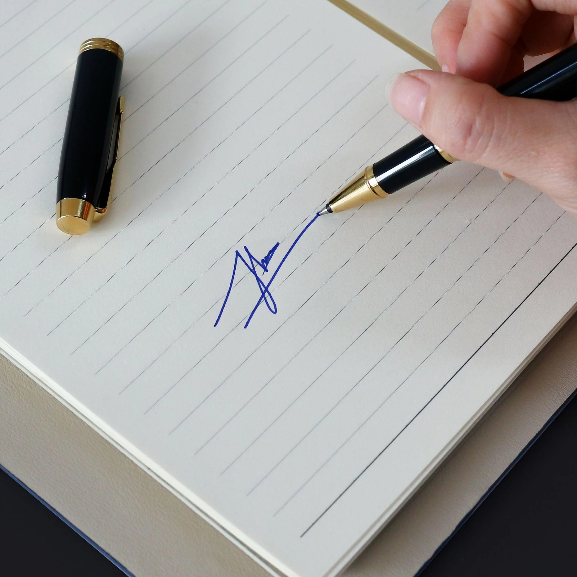 Bút ký Parker cho nét viết mượt mà, sắc nét khi ký tên trên giấy