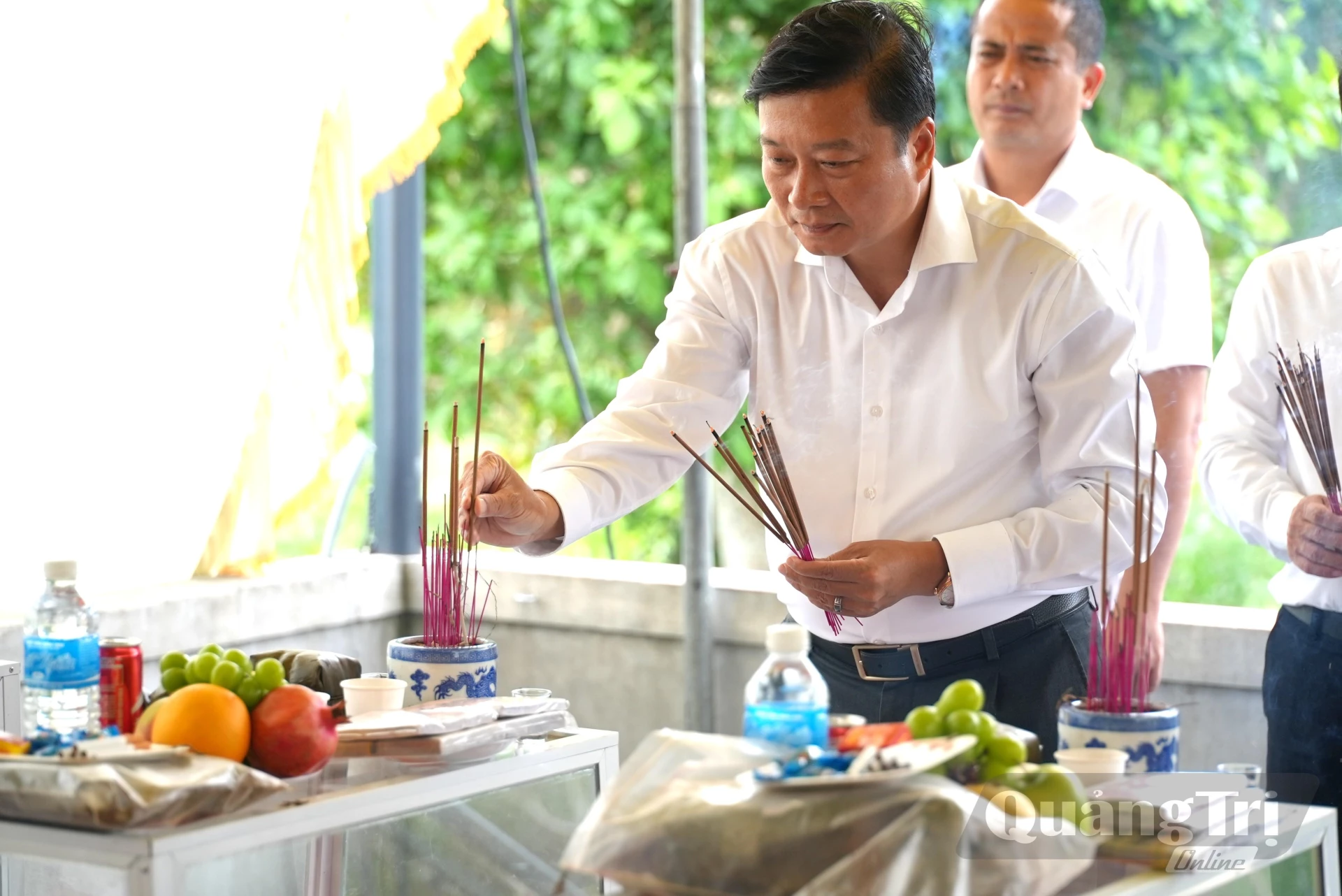 Đồng chí Lê Hồng Vinh, Phó Bí thư Tỉnh ủy, Chủ tịch UBND tỉnh tri ân các anh hùng liệt sĩ được tìm kiếm, quy tập tại khu vực Câu Nhi - Ảnh: T.Đ