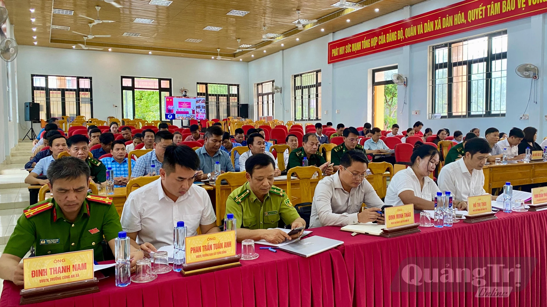 Đông đảo cử tri xã Dân Hóa tham dự buổi tiếp xúc - Ảnh: H.N