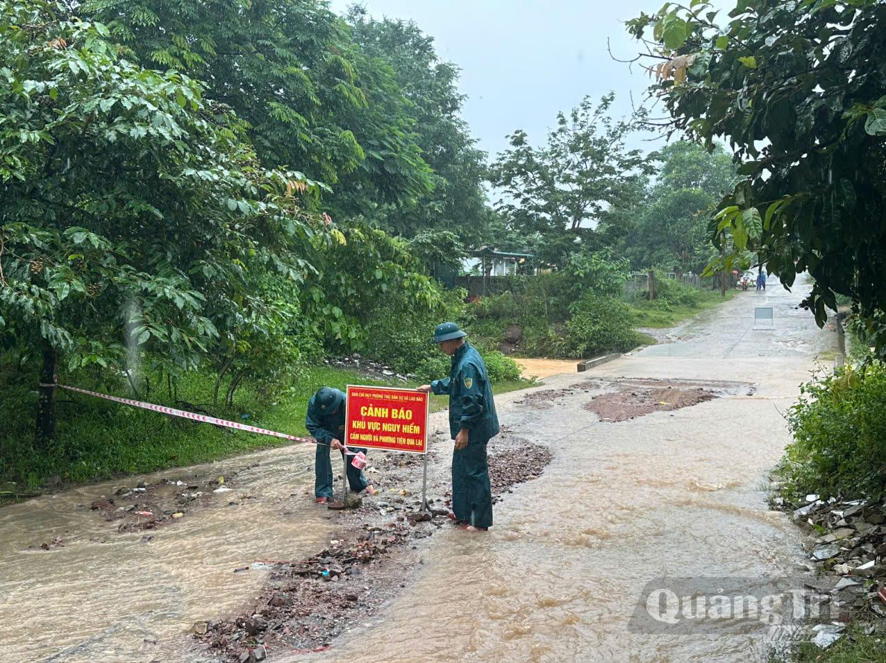 Ban Chỉ huy phòng thủ Dân sự xã Lao Bảo cắm biển cảnh báo nguy hiểm - Ảnh: N.M.P