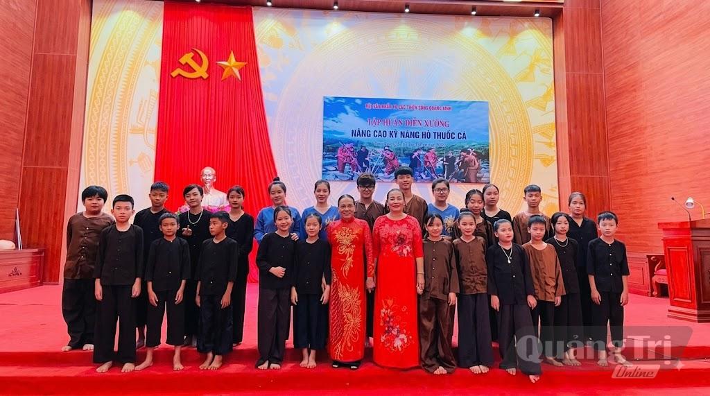 Nghệ nhân Đinh Thị Thoan (áo đỏ bên phải) và nghệ nhân Đinh Thị Phương Đống là một trong những gương mặt xuất sắc trong gìn giữ và lan tỏa dân ca Minh Hóa - Ảnh: Nh.V