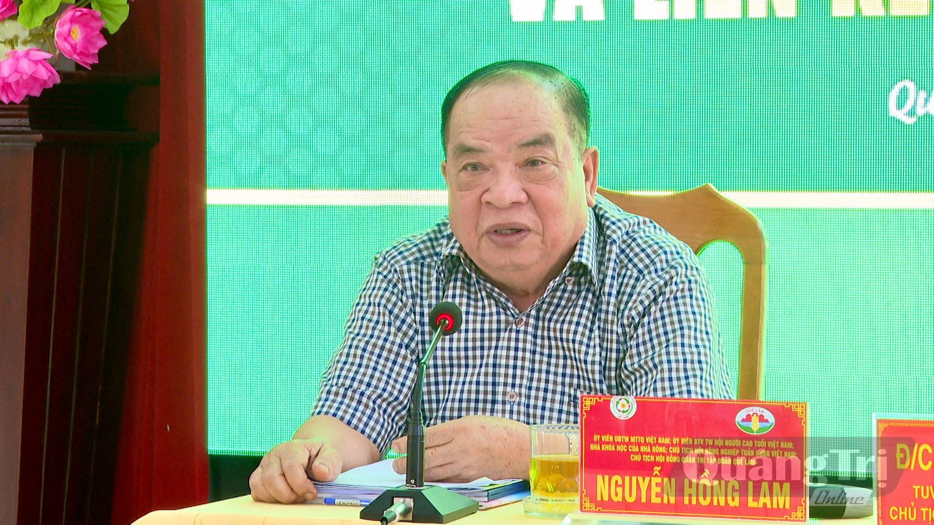 Ông Nguyễn Hồng Lam, Chủ tịch HĐQT Tập đoàn Quế Lâm giới thiệu về nông nghiệp hữu cơ - Ảnh: H.N