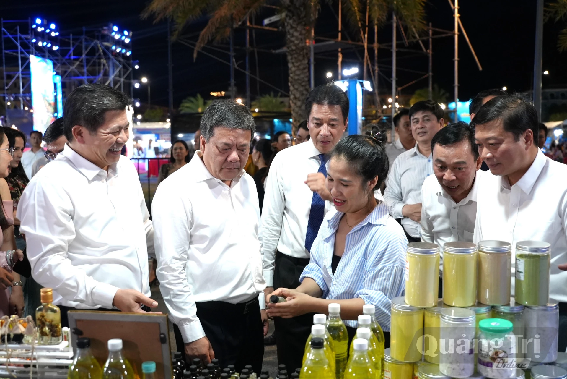 Các đồng chí lãnh đạo tỉnh Quảng Trị và tỉnh Khánh Hòa đánh giá cao chất lượng các gian hàng trưng bày tại sự kiện - Ảnh: T.Đ