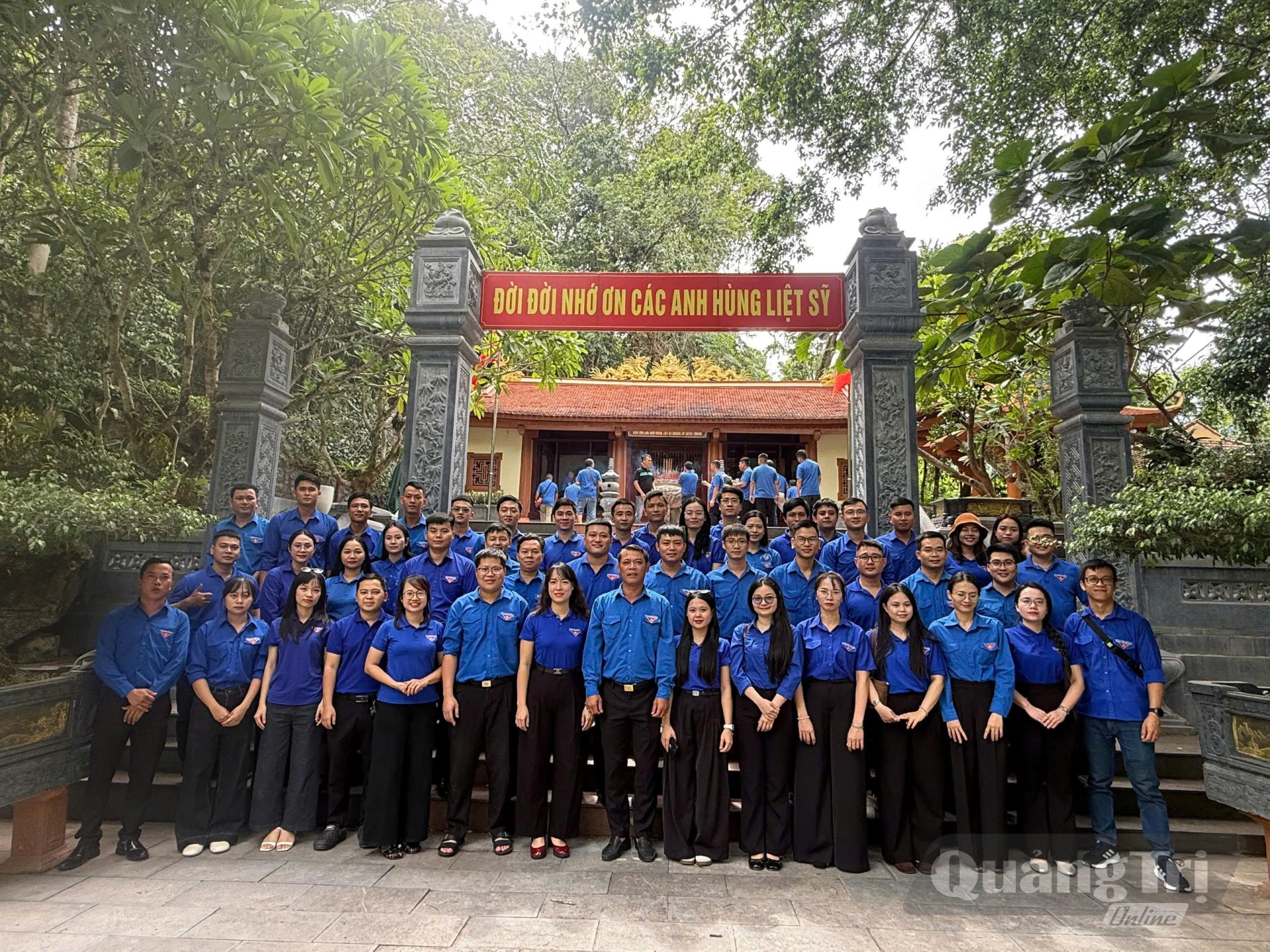 Đoàn UBND tỉnh chụp hình lưu niệm tại Di tích quốc gia đặc biệt hang Tám Cô-Đường 20 Quyết Thắng - Ảnh: H.T