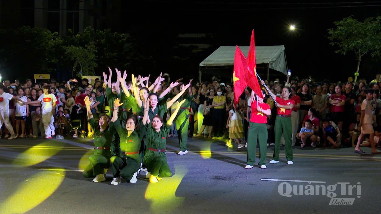 Tiết mục nghệ thuật đường phố thu hút đông đảo người dân và du khách theo dõi - Ảnh: A.P