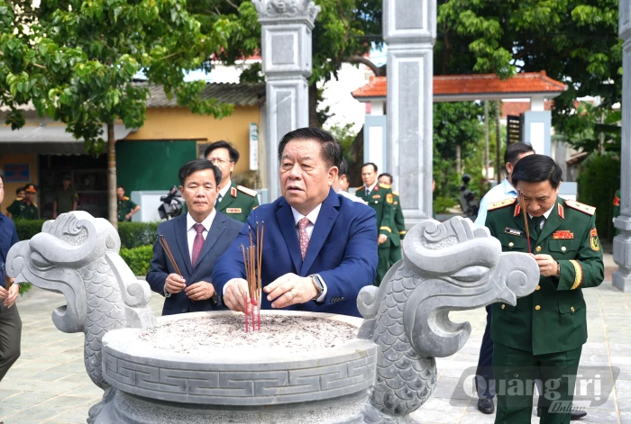 Đồng chí Chủ nhiệm Tổng cục Chính trị Quân đội Nhân dân Việt Nam dâng hương tri ân Đại tướng Võ Nguyên Giáp