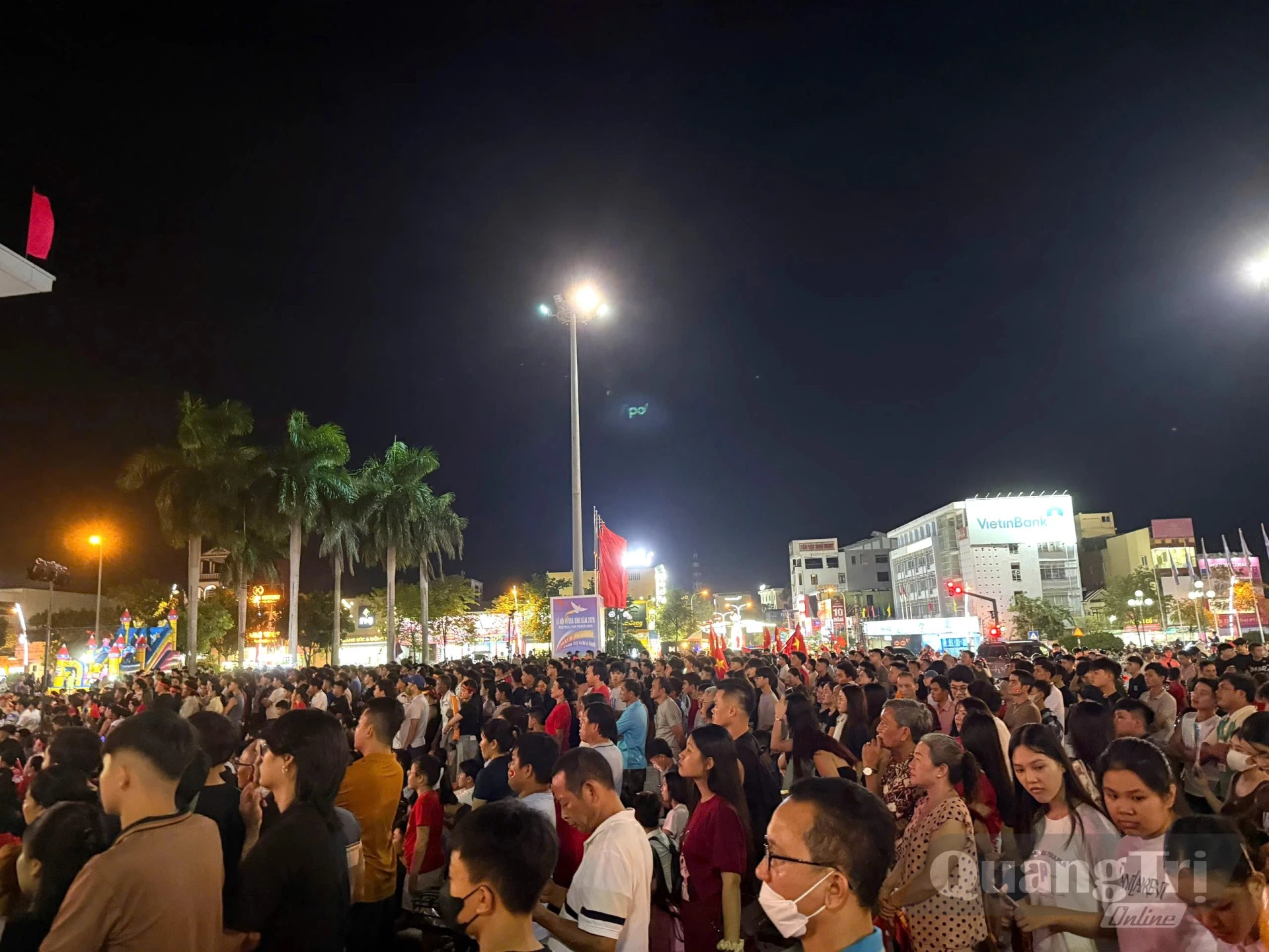 Hàng ngàn người dân tham gia cổ vũ cho đội tuyển Việt Nam - Ảnh: Lâm Oanh