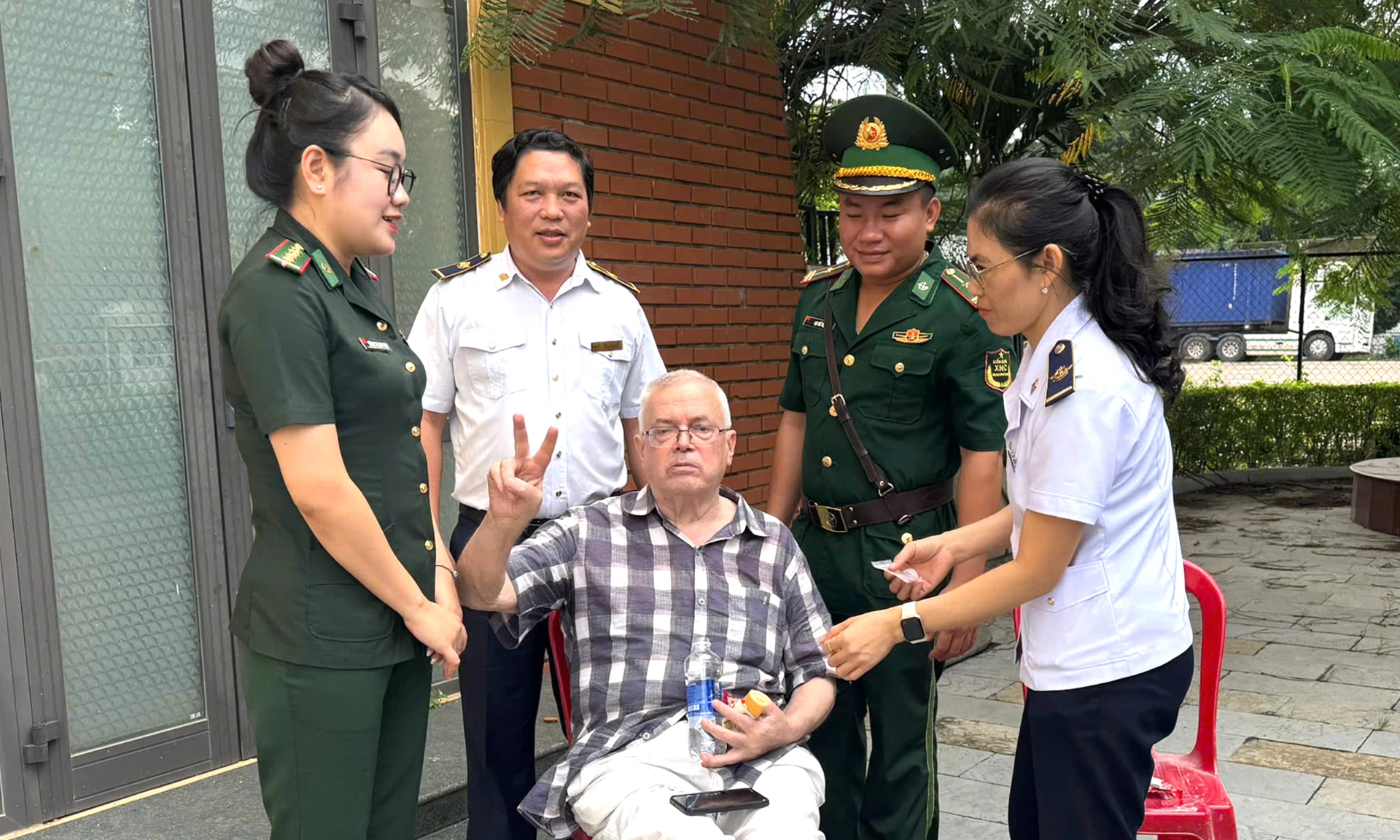 Ông Grosman Eugenne bình phục sau khi được các lực lượng hỗ trợ -Ảnh: H.N