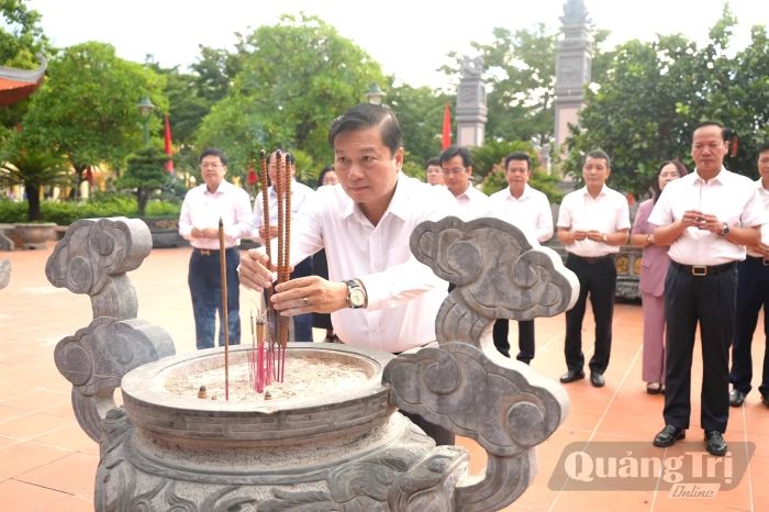 Đồng chí Chủ tịch UBND tỉnh dâng hương tại đền thờ Bác Hồ và các Anh hùng liệt sĩ