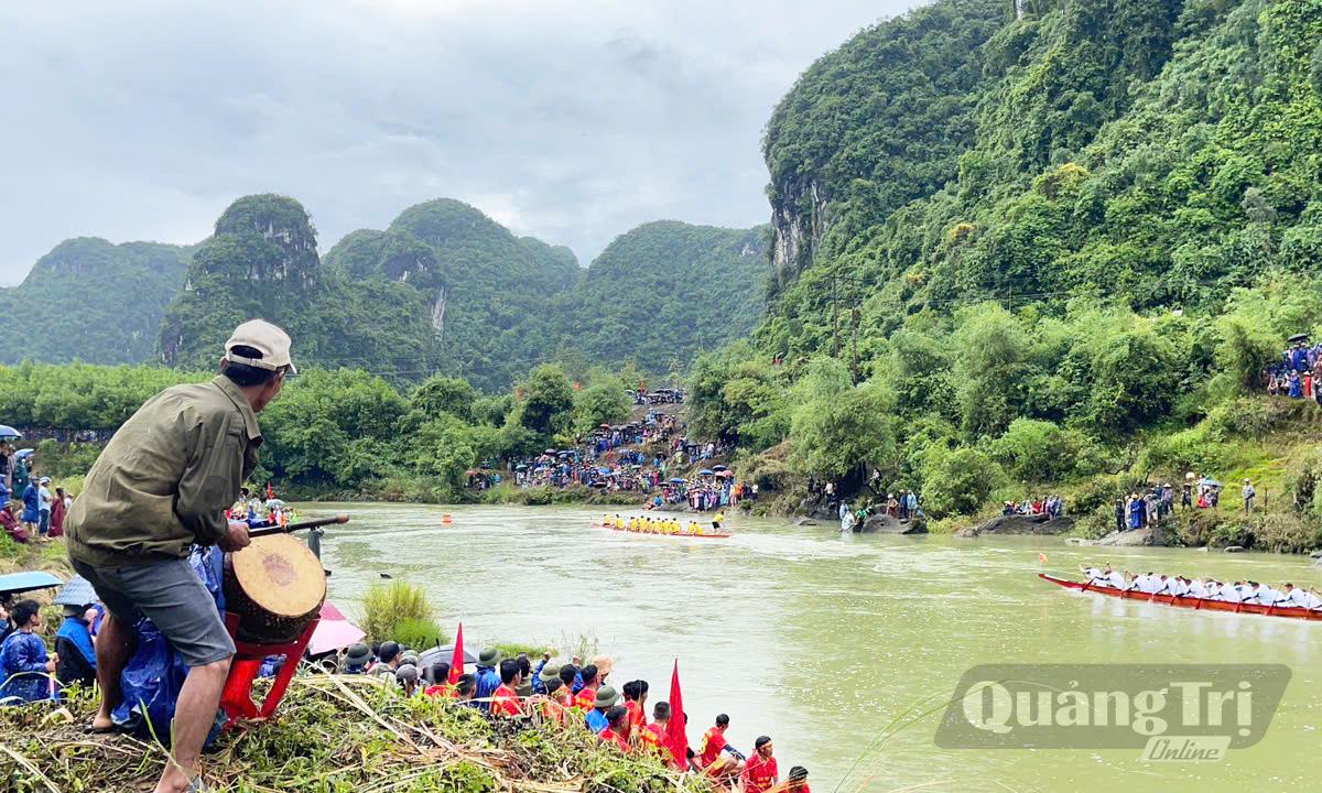 Đông đảo người dân và du khách đến xem, cổ vũ nồng nhiệt cho các đội đua - Ảnh: Ngọc Quang
