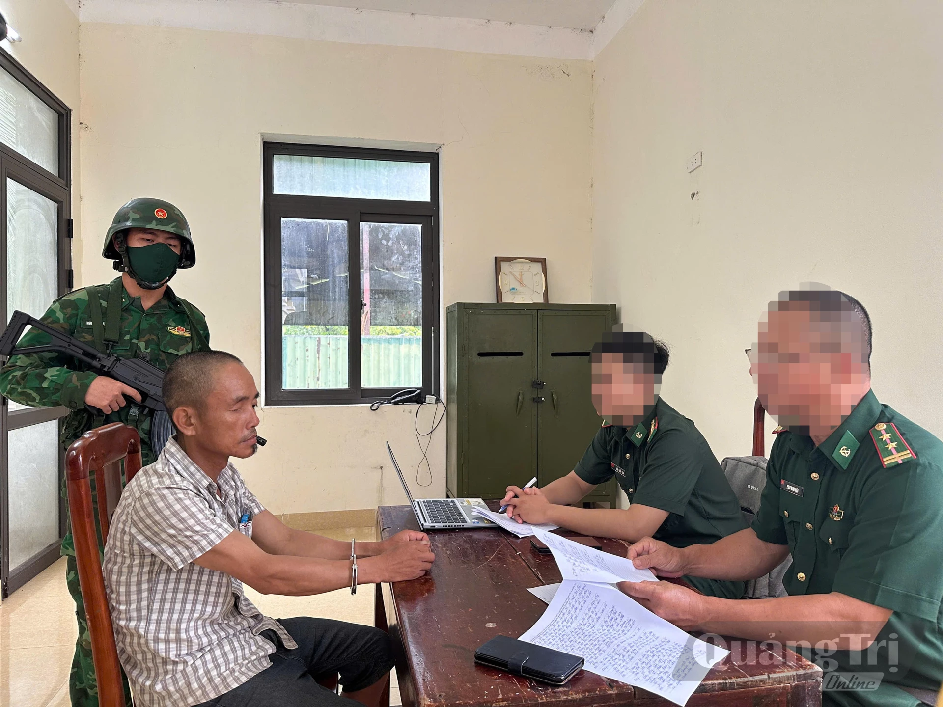Lực lượng đánh án thu thập lời khai của đối tượng.