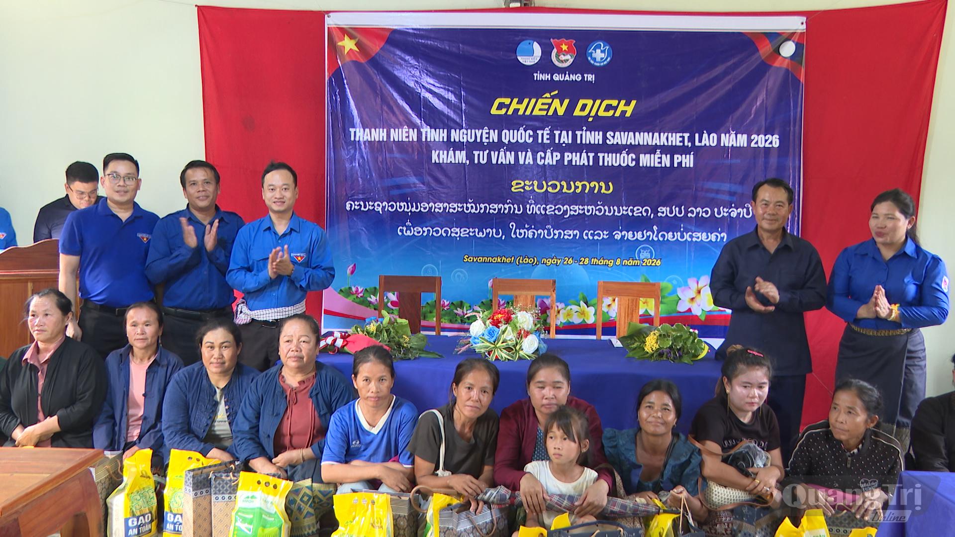 Tặng quà cho người dân huyện Outhoumphon, nước CHDCND Lào - Ảnh: Q.N

3 +4. Thăm khám và phát thuốc miễn phí cho người dân huyện Outhoumphon, nước CHDCND Lào
