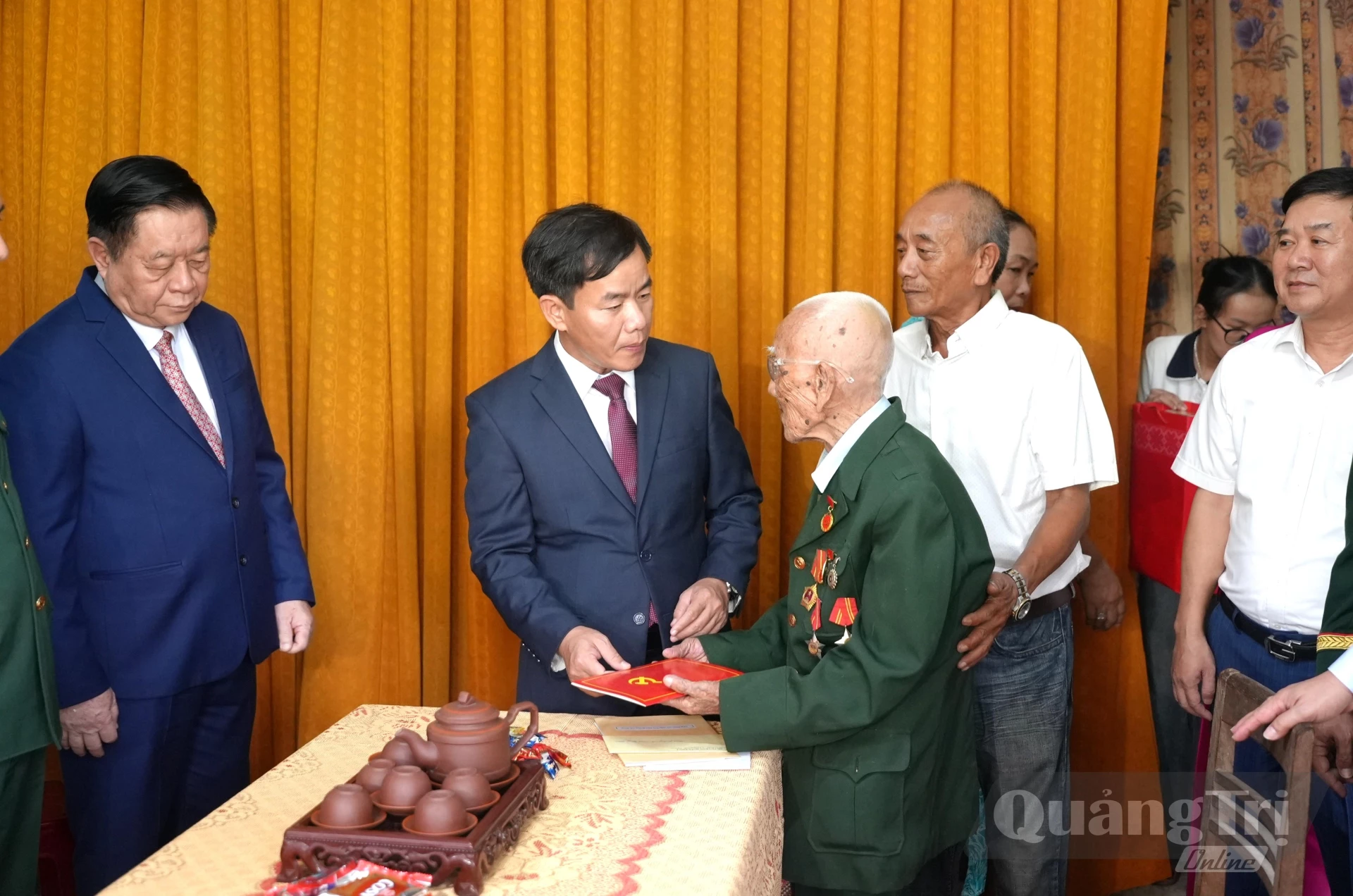 Đồng chí Nguyễn Văn Phương, Bí thư Tỉnh ủy tặng quà cho đảng viên Đinh Hùng Thái, ở phường Đồng Sơn - Ảnh: T.Đ