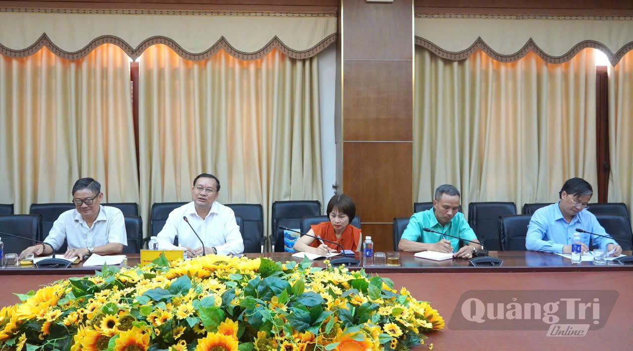 Đồng chí Nguyễn Văn Dũng, Tổng Lãnh sự Việt Nam tại Sạ Vẳn Nạ Khệt, nước CHDCND Lào phát biểu tại buổi làm việc. Ảnh: Việt Anh