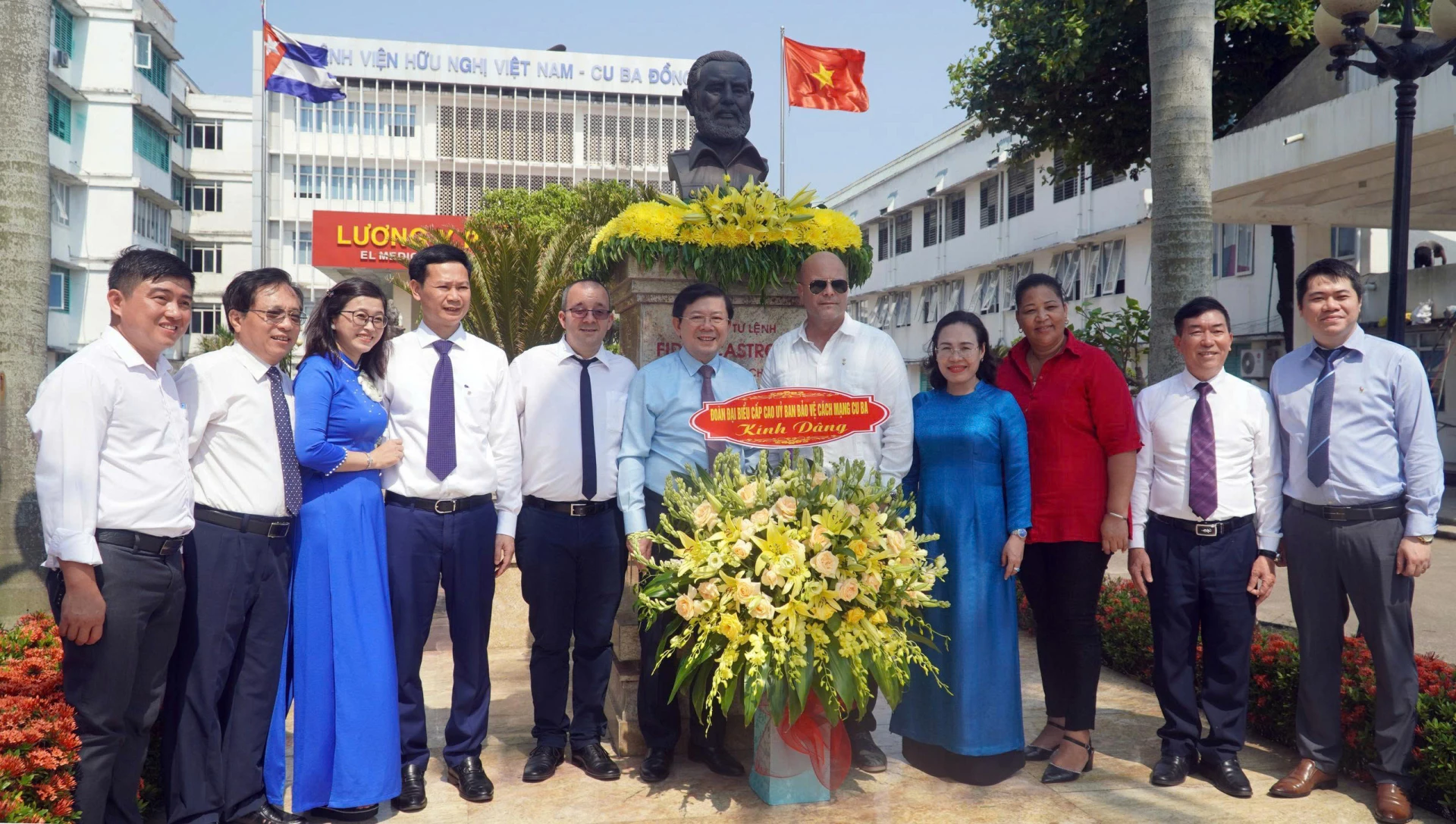 Đoàn đại biểu cấp cao Ủy ban Bảo vệ Cách mạng Cuba cùng các đồng chí lãnh đạo Trung ương và tỉnh Quảng Bình (cũ) chụp ảnh lưu niệm ở tượng đài Fidel Castro trong khuôn viên Bệnh viện hữu nghị Việt Nam-Cuba Đồng Hới, tháng 5/2023 - Ảnh: N.M