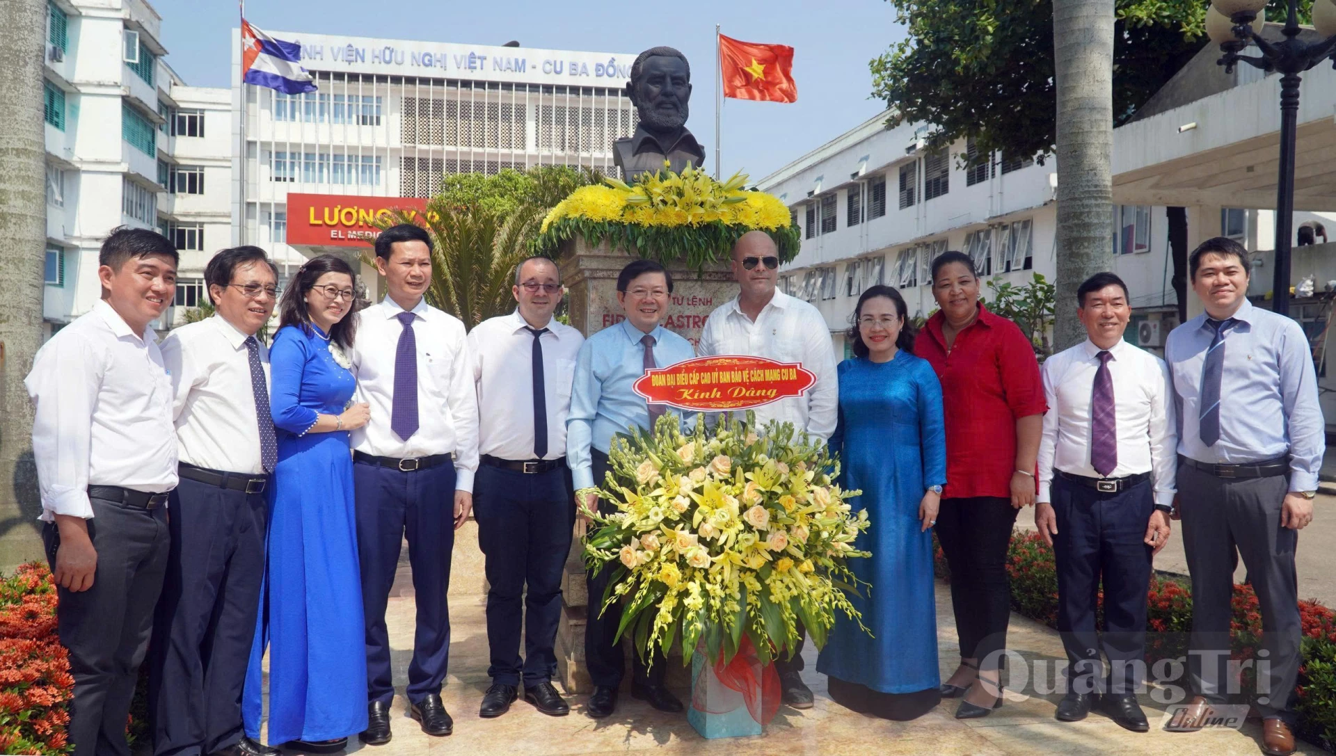 Đoàn đại biểu cấp cao Ủy ban Bảo vệ Cách mạng Cuba cùng các đồng chí lãnh đạo Trung ương và tỉnh Quảng Bình (cũ) chụp ảnh lưu niệm ở tượng đài Fidel Castro trong khuôn viên Bệnh viện hữu nghị Việt Nam-Cuba Đồng Hới, tháng 5/2023 - Ảnh: N.M
