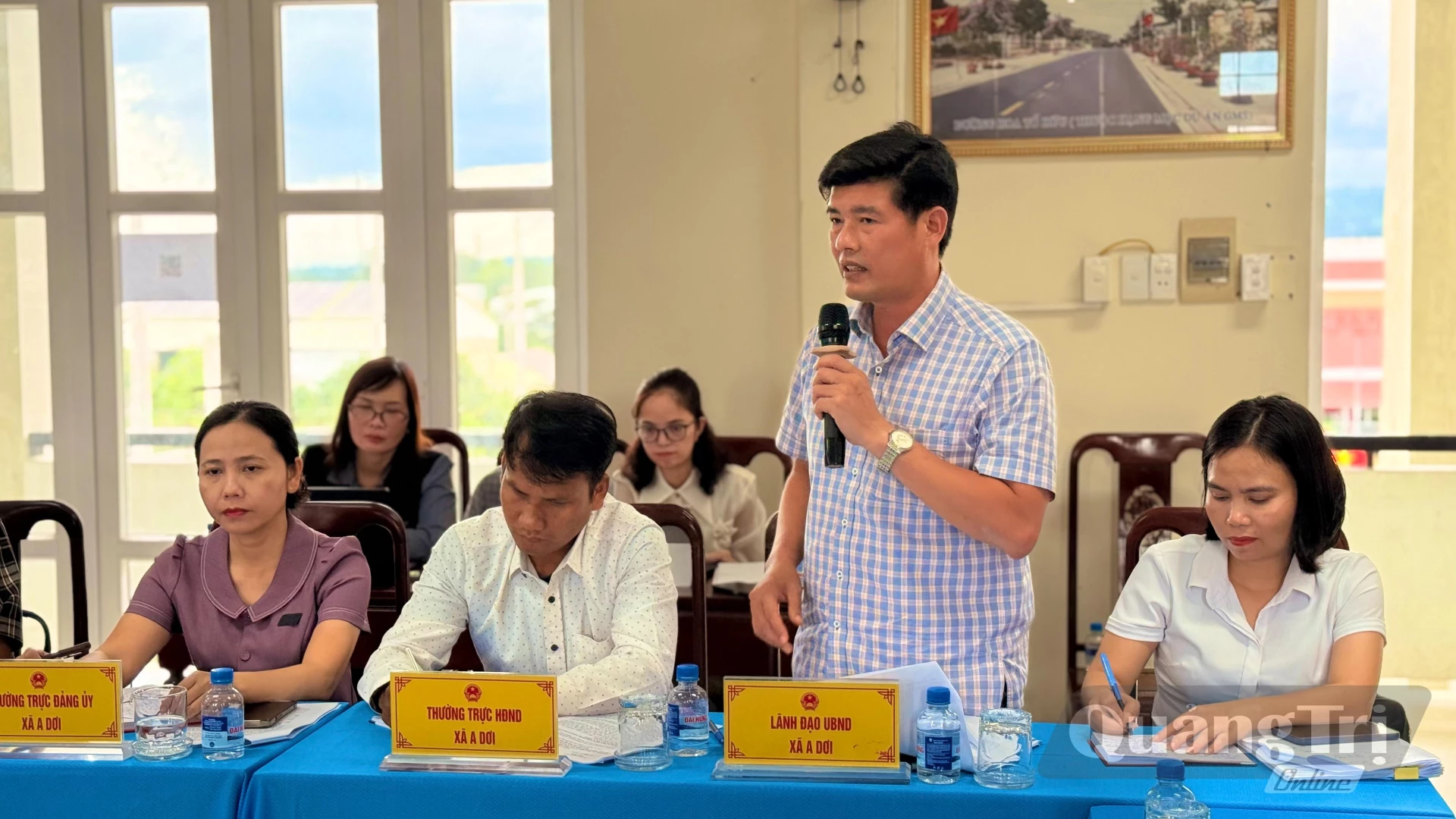 Lãnh đạo xã A Dơi báo cáo một số khó khăn, vướng mắc tại địa phương - Ảnh: Hoàng Hùng