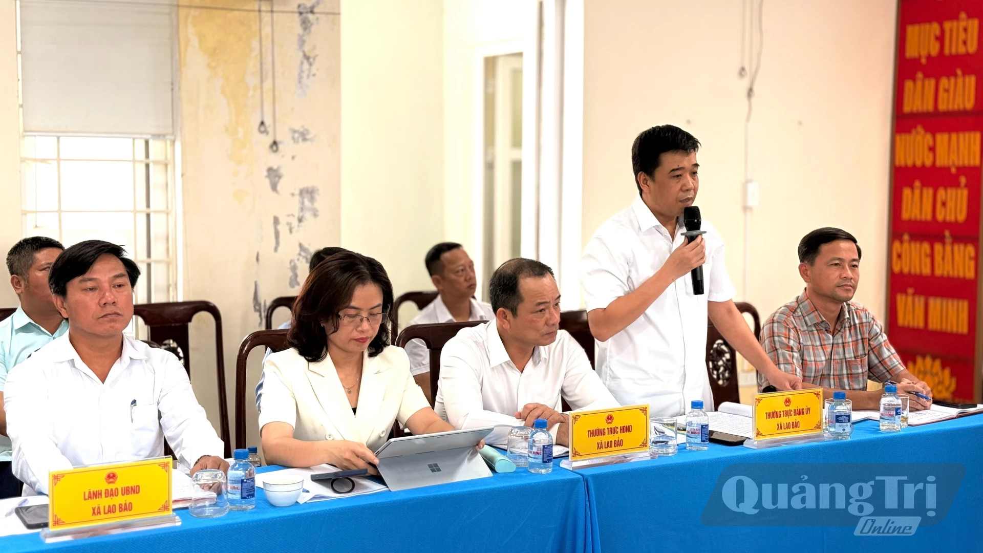 Lãnh đạo UBND xã Lao Bảo báo cáo tại buổi làm việc - Ảnh: Hoàng Hùng