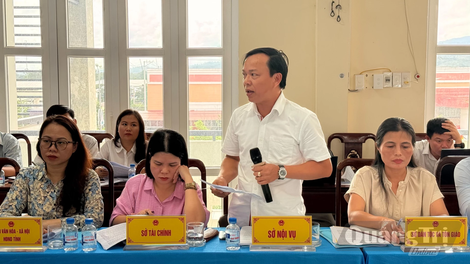 Đại diện lãnh đạo Sở Nội vụ giải đáp thắc mắc của các xã - Ảnh: Hoàng Hùng