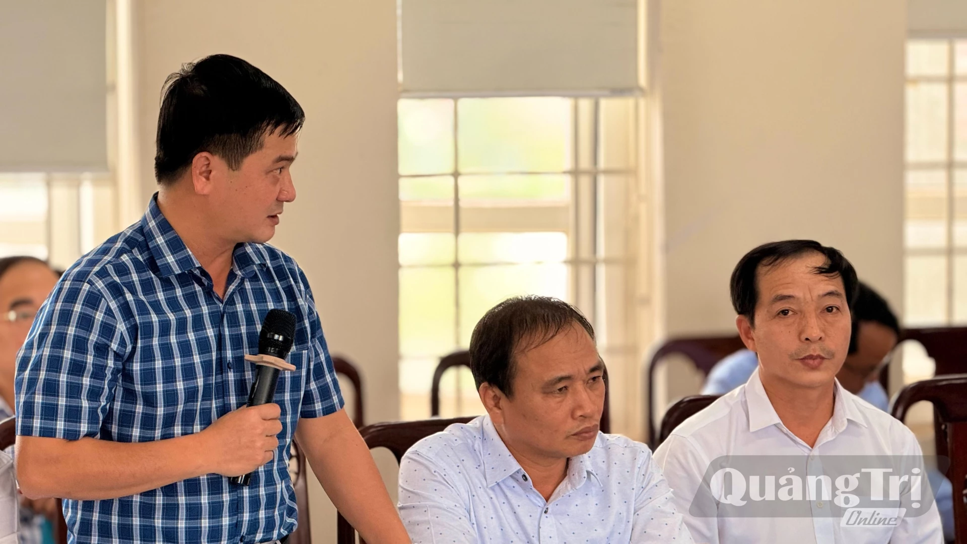 Lãnh đại UBND xã Hướng Lập đề xuất một số vấn đề khó khăn đang diễn ra tại xã - Ảnh: Hoàng Hùng