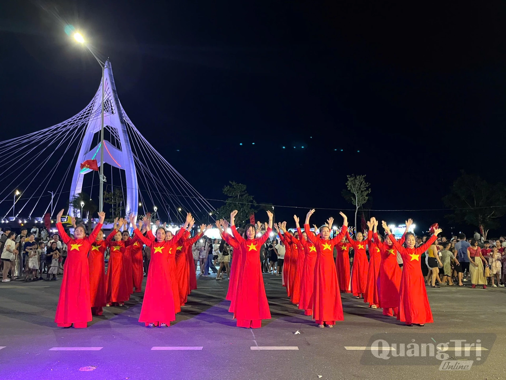 1 tiết mục biểu diễn văn nghệ trong khuôn khổ chương trình - Ảnh: LO 