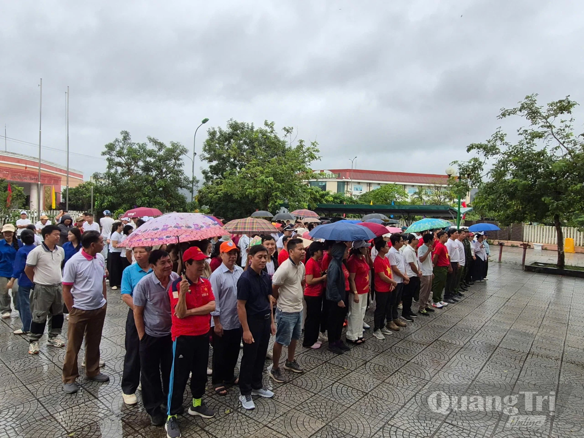 Hàng trăm người dân tại xã Lao Bảo hưởng ứng tham gia chương trình đi bộ “ Cùng Việt Nam tiến bước” - Ảnh: QN 