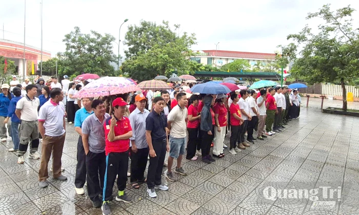 Xã Lao Bảo: Hàng trăm người dân tham gia chương trình 'Cùng Việt Nam tiến bước'