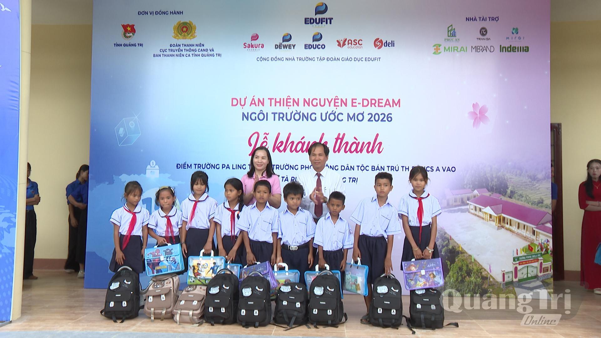 Ban tổ chức đã trao quà và thiết bị dạy học cho điểm trường Pa Linh 1 - Ảnh: Hoàng Hùng 