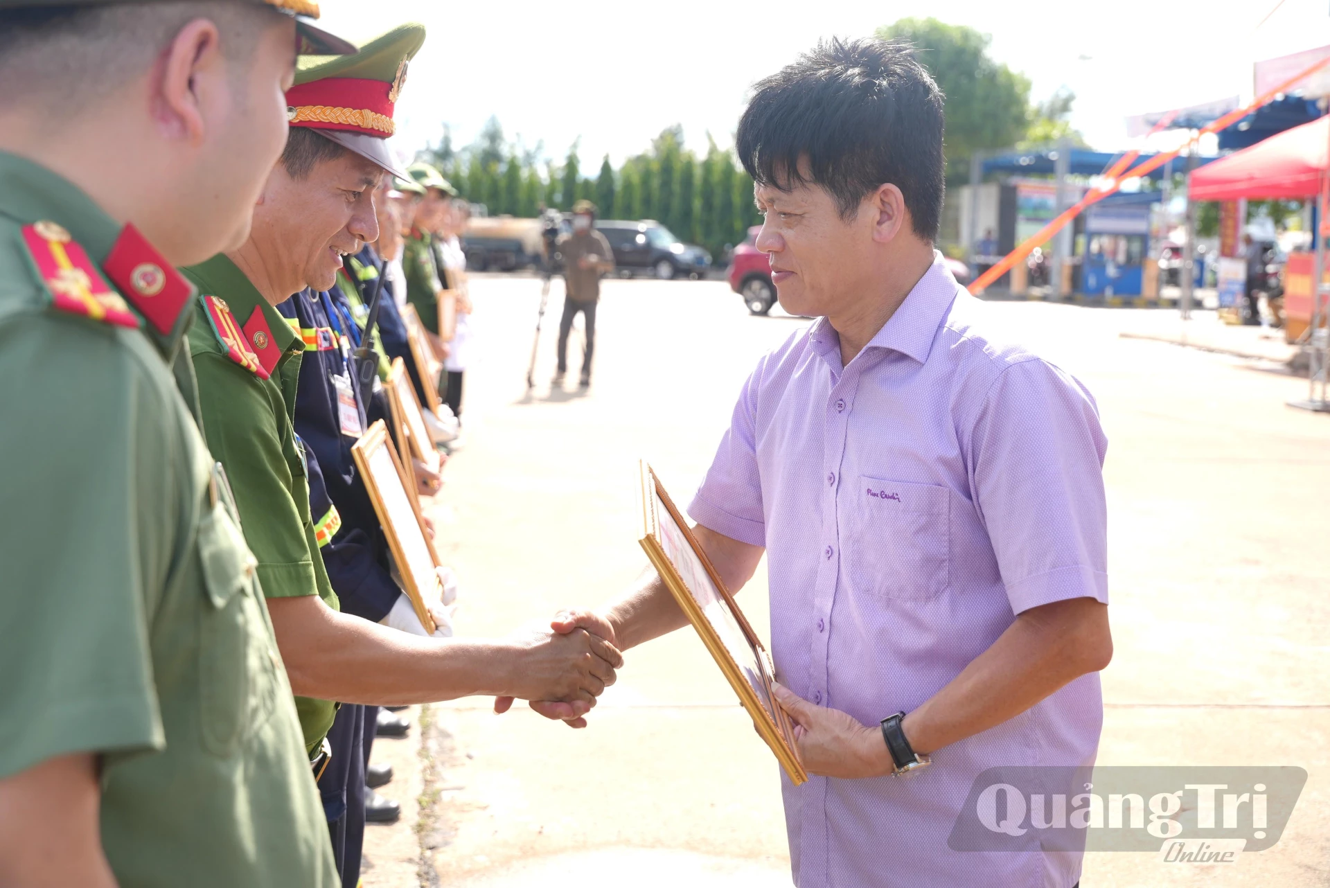 Thay mặt đồng chí Chủ tịch UBND tỉnh, đồng chí Lê Văn Bảo, Phó Chủ tịch UBND tỉnh tặng bằng khen cho các cá nhân có thành tích trong cuộc diễn tập - Ảnh: T.Đ
