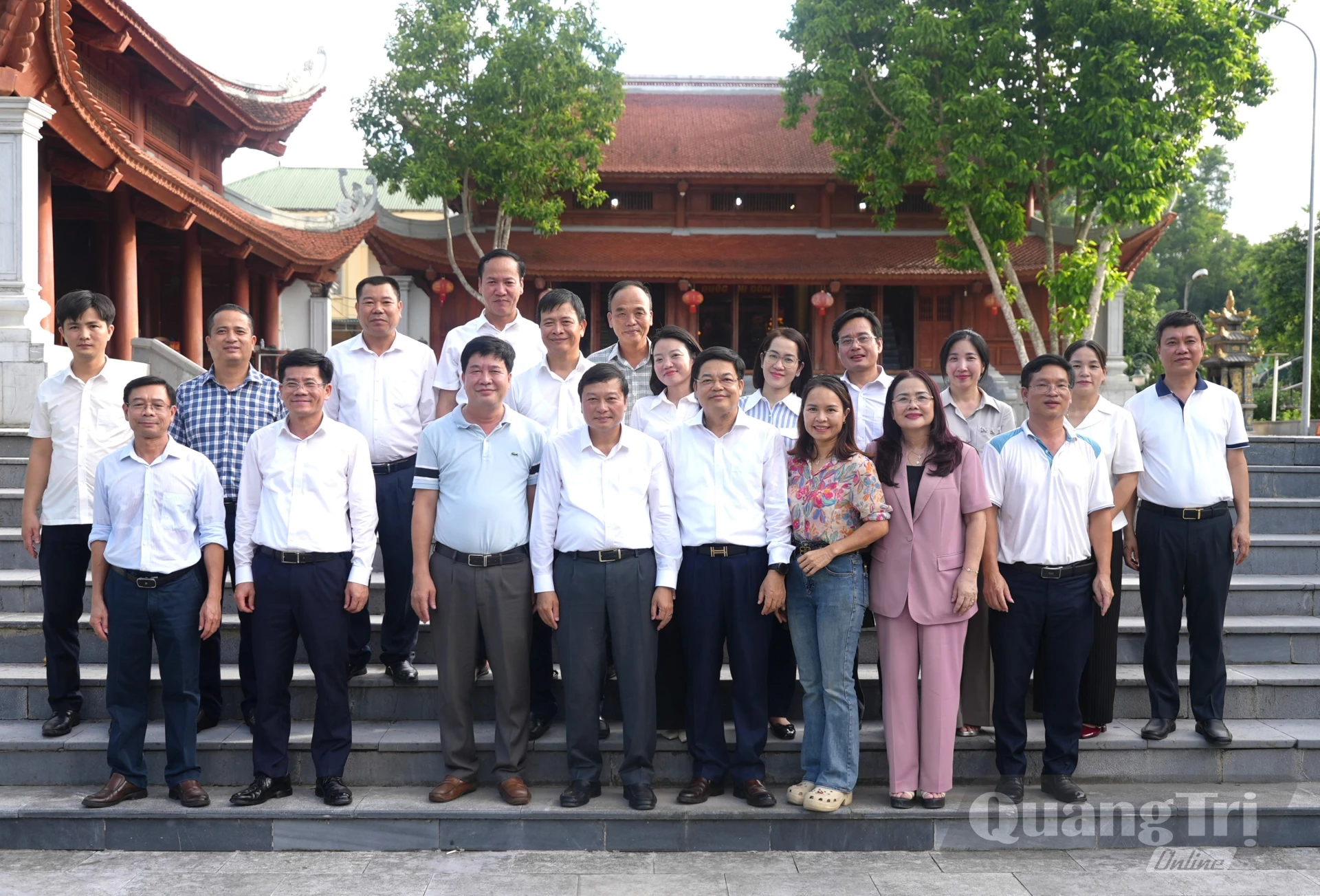 Đoàn đại biểu UBND tỉnh Quảng Trị chụp ảnh lưu niệm tại Nghĩa trang Liệt sĩ Quốc tế Việt - Lào, tỉnh Nghệ An - Ảnh: T.Đ