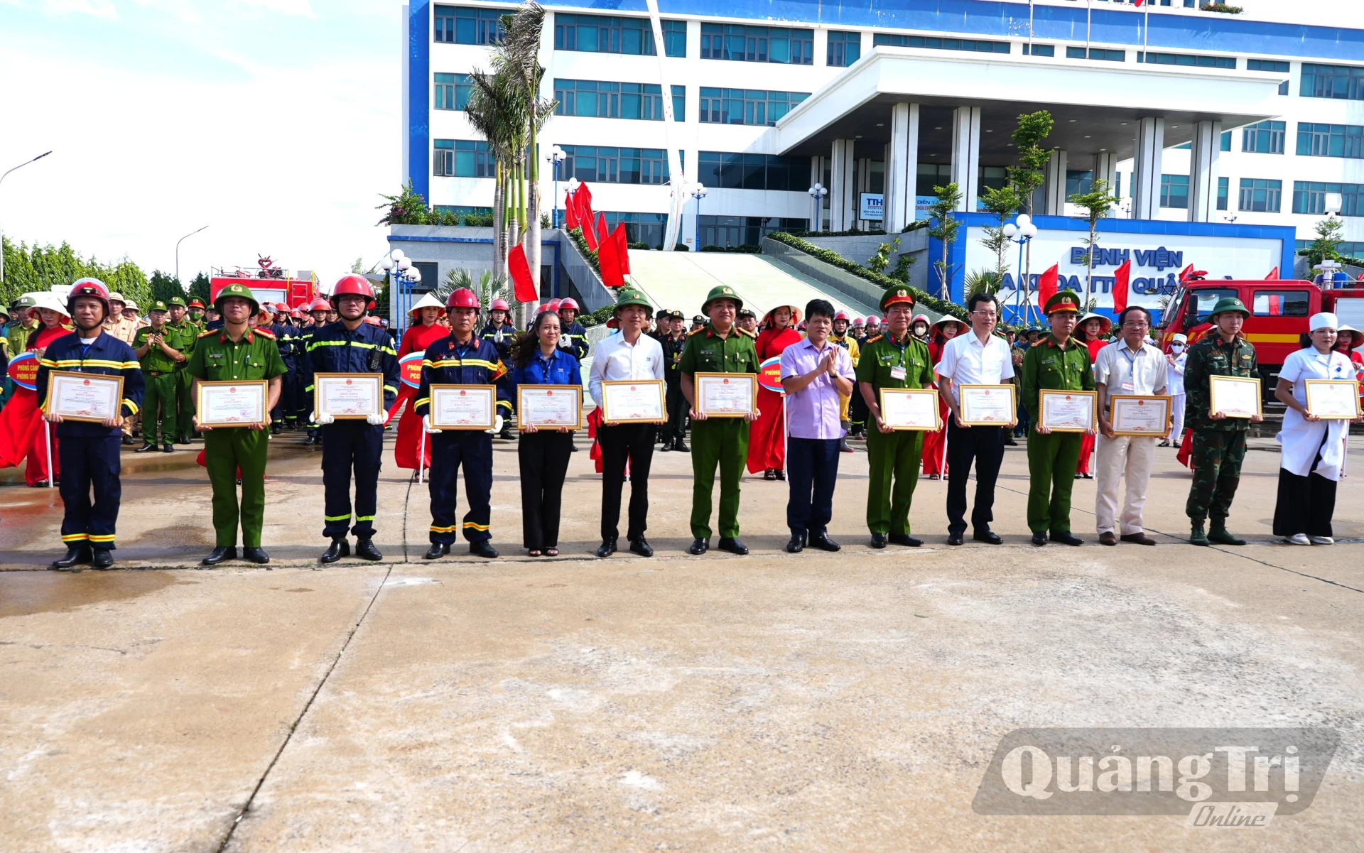 Thay mặt đồng chí Chủ tịch UBND tỉnh, đồng chí Lê Văn Bảo, Phó Chủ tịch UBND tỉnh tặng bằng khen cho các tập thể, cá nhân có thành tích trong cuộc diễn tập - Ảnh: T.Đ