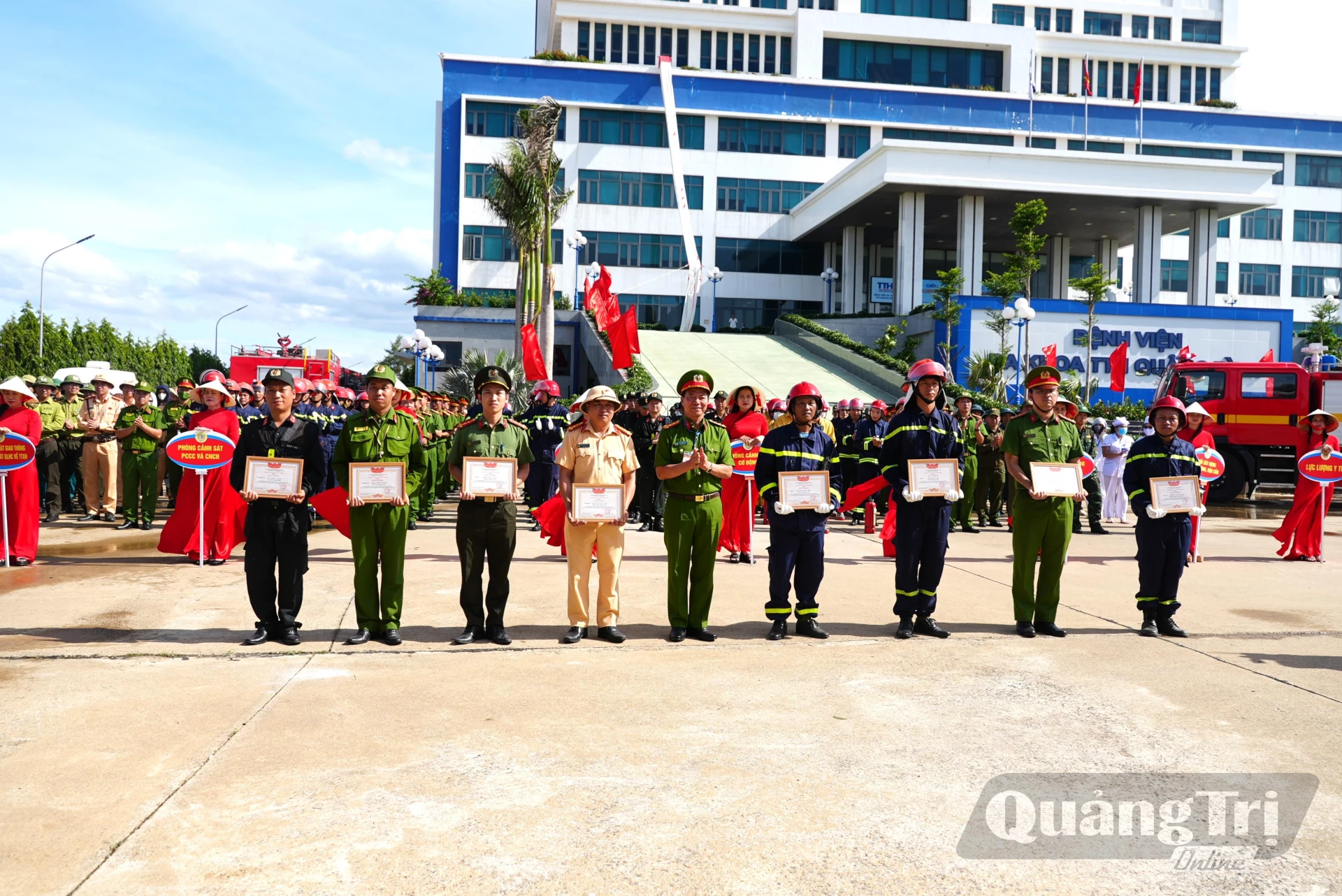 Các tập thể, cá nhân có thành tích trong cuộc diễn tập được Giám đốc Công an tỉnh khen thưởng - Ảnh: T.Đ