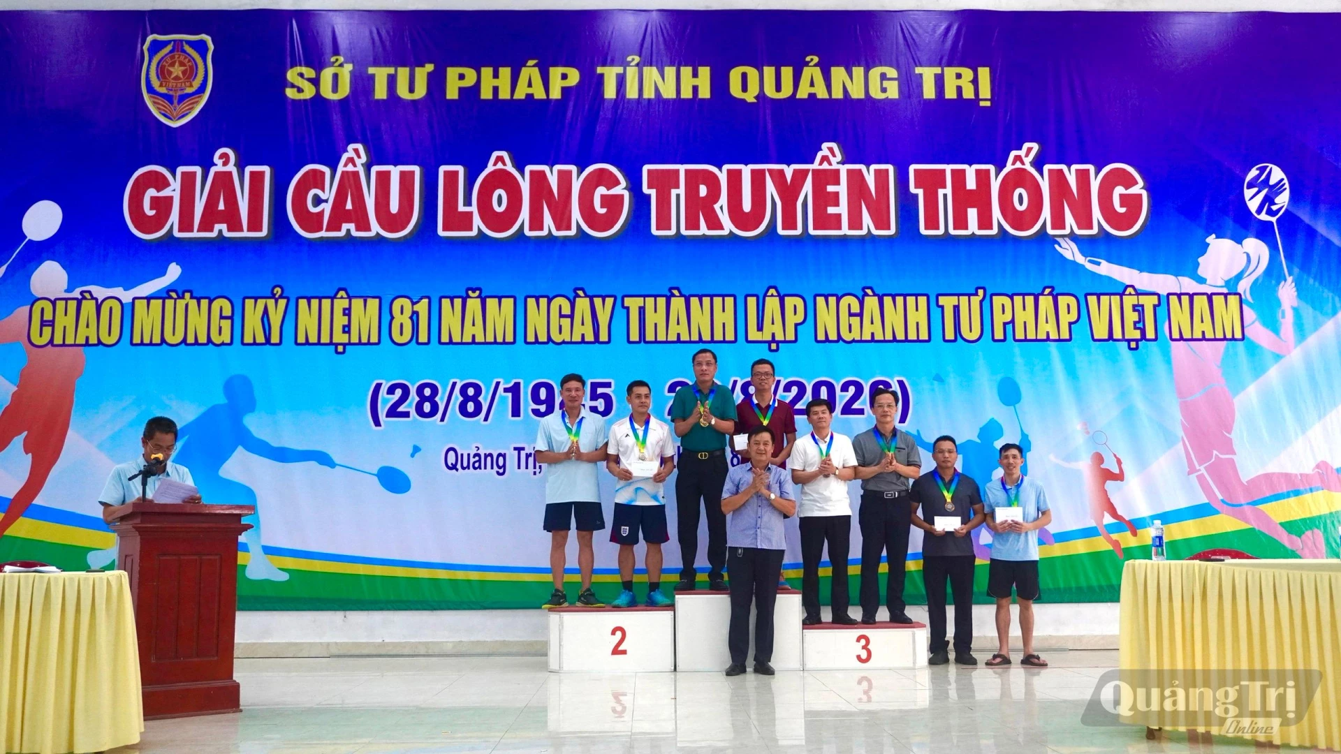 Ban tổ chức trao giải nhất, nhì, ba cho các VĐV ở nội dung đôi nam - Ảnh: H.T