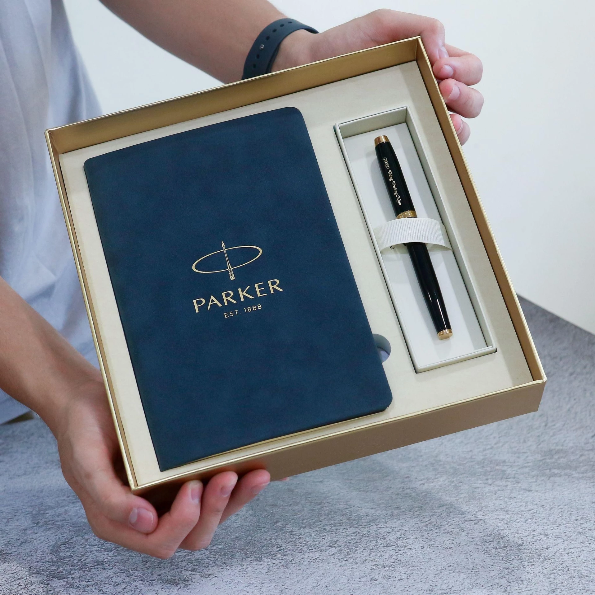 Set quà bút Parker trọn gói gồm bút khắc tên và sổ da cao cấp tại
Butparkerkhacten.com