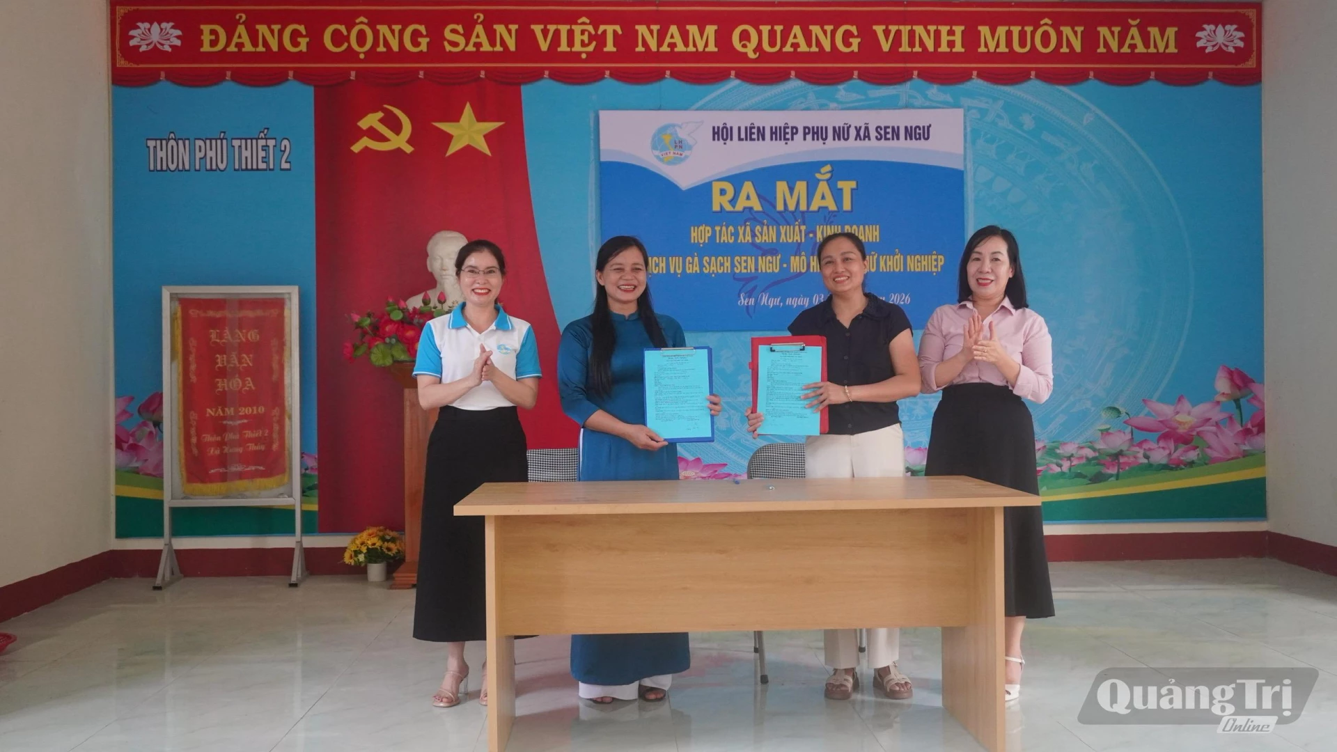 Hợp tác xã Sản xuất - Kinh doanh và Dịch vụ gà sạch Sen Ngư ký kết biên bản ghi nhớ hợp tác với các hộ kinh doanh, đơn vị phân phối sản phẩm trên địa bàn - Ảnh: H.T