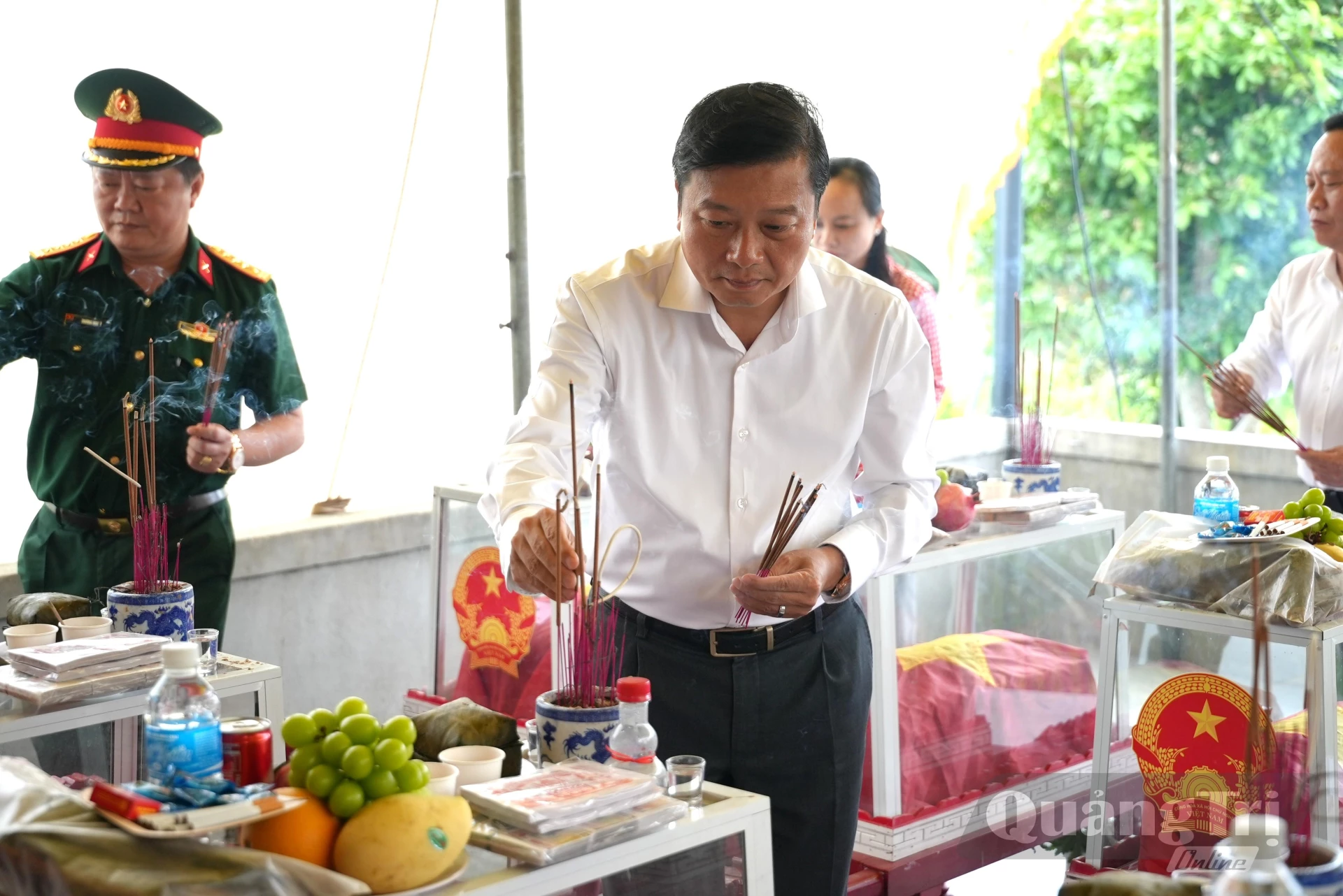 Đồng chí Lê Hồng Vinh, Phó Bí thư Tỉnh ủy, Chủ tịch UBND tỉnh tri ân các anh hùng liệt sĩ được tìm kiếm, quy tập tại khu vực Câu Nhi - Ảnh: T.Đ