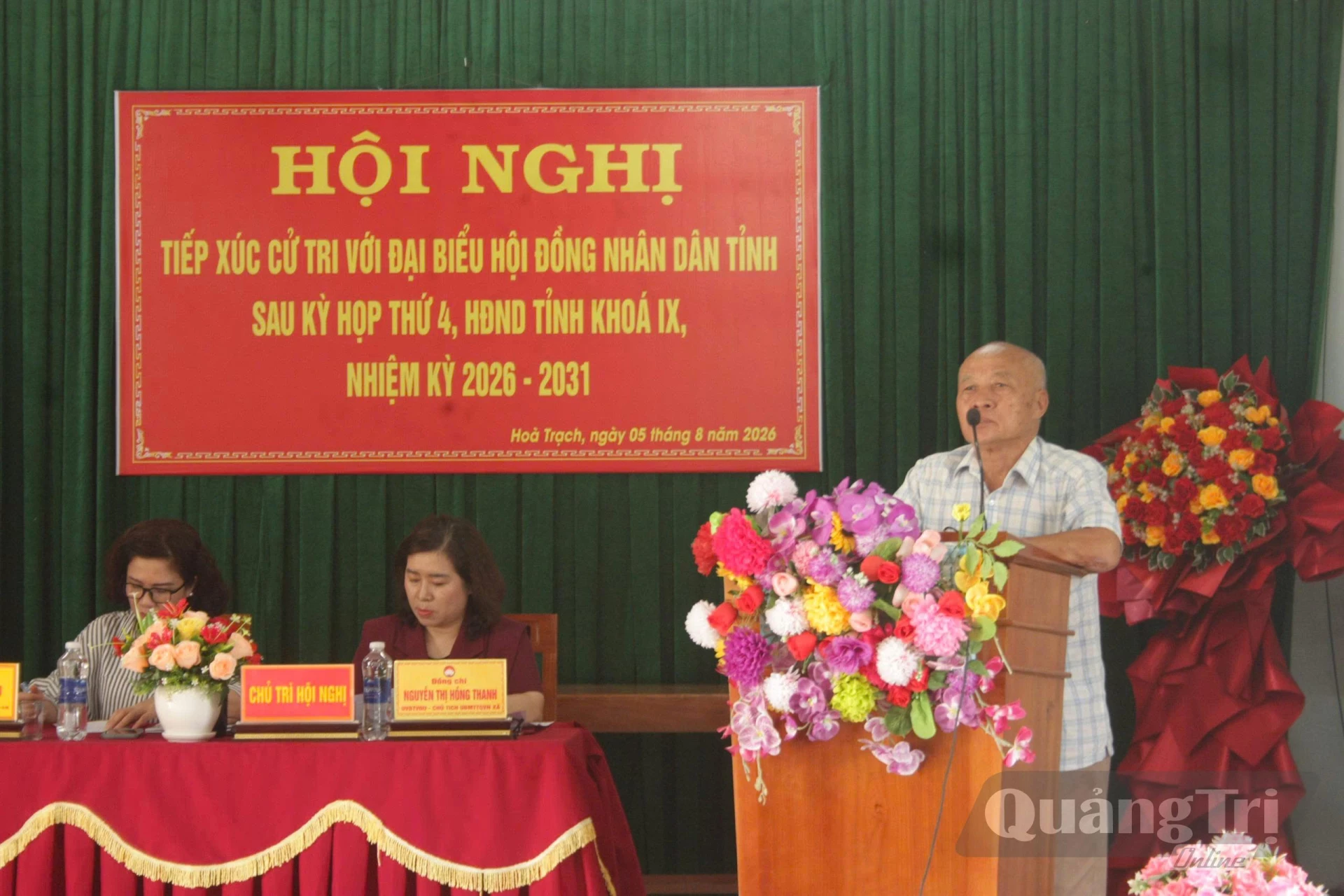 Cử tri xã Hòa Trạch trình bày kiến nghị tại buổi tiếp xúc - Ảnh: L.T